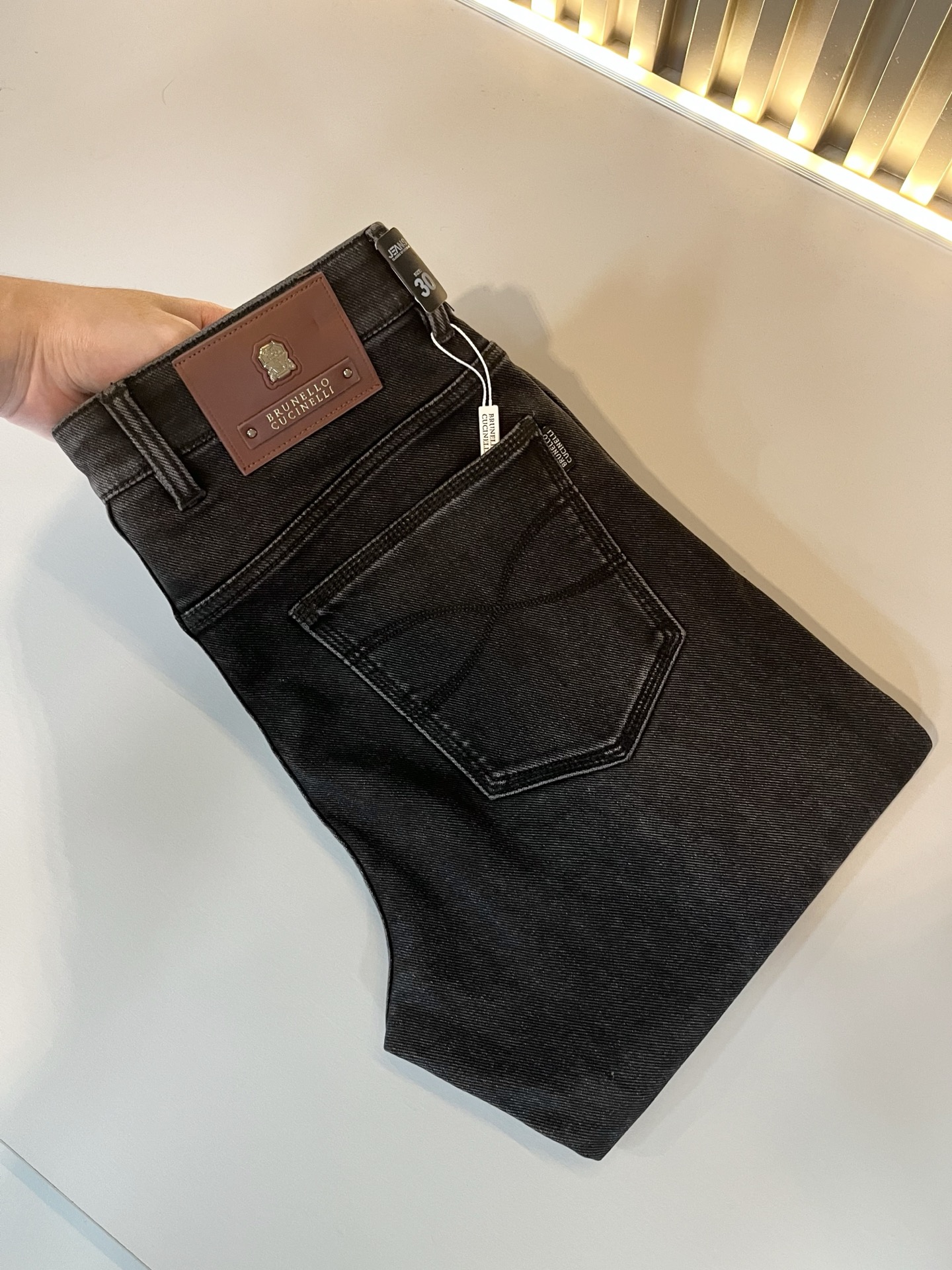 NO:655311,BC-Brunello Cucineli's new fall and winter men's fashion high-end casual jeans, sold through Hong Kong channels, originally produced in Japan, with pure blood quality, perfectly inherit the essence and genes of the LOE* family. From the main fabric to the detailed craftsmanship, they all demonstrate the quality of the ingenuity. Multiple brand elements are used to interpret it, and precious cowhide materials are selected to construct the logo waistband design!  A soulful expression of identity!  We provide customers with high-grade imported pure cotton fabrics, very high-end and fashionable detailed craftsmanship, and the red ear cloth is made by a specific antique loom. This element represents the identity and rank of the jeans, which is worth savoring!  It is invincible in terms of matching, interpreting the versatility in place, paying attention to the details, all the accessories are supplied by foreign merchants, the tailoring is fit and slim, and the upper body butt lifting effect is excellent. It is a styling item that can only be found but not sought after!  Size 29-40,,brunello cucinelli,loewe,jeans,cowhide,alexander wang19860909BC-Brunello Cucineli 秋冬新品男士时装款高端休闲牛仔裤,香港洋行渠道货,日本原厂出品,纯血统品质,完美延续了LOE*家的精髓与基因,从主体面料到细节工艺,无不彰显出品质的匠心所在,运用多个品牌元素标识来诠释,选取矜贵的牛皮材质构建logo腰牌设计！属于灵魂式的身份彰显！客供高级进口的纯棉面料,非常高级且时髦的细节工艺,赤耳布是由特定古董织布机完成,此元素代表着牛仔裤的身份及段位,非常值得细品悦人！在搭配上所向无敌,把百搭阐释到位,细节匠心考究,辅料皆为外商客供,剪裁合体修身,上身提臀效果绝佳,可遇而不可求的造型单品！尺码29-40,,brunello cucinelli,loewe,jeans,cowhide,alexander wang,Men's clothing