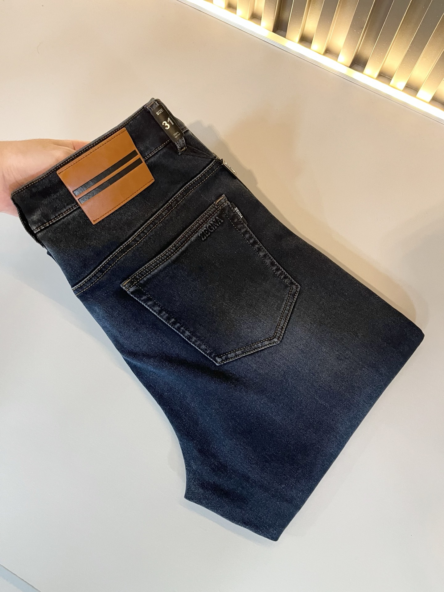 NO:655345,Zegna's new autumn and winter men's casual jeans, the final channel goods have appeared!  !  Simultaneous sales at the counter!  It is no exaggeration to say that these trousers are products from the original OEM channel, not bragging about the original OEM. They are completely products from the domestic garment OEM officially authorized by Ermenegildo Zegna!  Therefore, the quantity and size ratio are extremely scarce, so you will earn money if you grab it!  The best pantsuits ever officially unveiled!  !  !  !  !  !  Zegna products have always been one of the must-have accessories for successful business people!  The brand's high-end style and powerful aura are not easily surpassed by everyone. No matter which season the style is, it is the standard of temperament!  However, the fabric pattern is between business casual and daily wear, and the waist is decorated with a logo waistband!  Only Ermenegildo Zegna, which specializes in men's business and casual wear, can design a pair of trousers that is so suitable for the general public!  Whether you are wearing it for casual occasions or business occasions, this style can be matched just right. If you want to wear it, you must wear it well and be able to wear it with your own taste!  Pants that give yourself unlimited bonus points!  Size 29-40,,zegna,jeans,alexander wang19860909Zegna 杰尼亚 秋冬新款男士休闲牛仔裤,压轴的渠道货出现了！！柜台同步销售！ 毫不夸张的说,此款裤装是原厂代工渠道的货,并不是吹牛的原厂代工,完全是由杰尼亚官方授权的国内成衣代工厂出来的产品！所以数量跟尺码配比都极度紧缺,抢到就是赚到！最好的裤装正式揭幕！！！！！！Zegna的东西,从来都是成功商务人士的专属必备行头之一！品牌高级的格调以及自带强大的气场并不是所有人都能轻易凌驾的.无论哪季的款式都是都是气质标配！但是面料版型又介乎于商务休闲跟日常穿着之间,腰身设计logo腰牌修饰！能将一款裤装设计到如此贴合大众穿着,也就只有专注于男装商务休闲的杰尼亚了！不论您是休闲场合穿搭,或者商务场合此款都能搭配的恰到好处要穿,就必须穿好的,能穿出属于自己品味的！给自己无限加分的裤子！尺码29-40,,zegna,jeans,alexander wang,Men's clothing