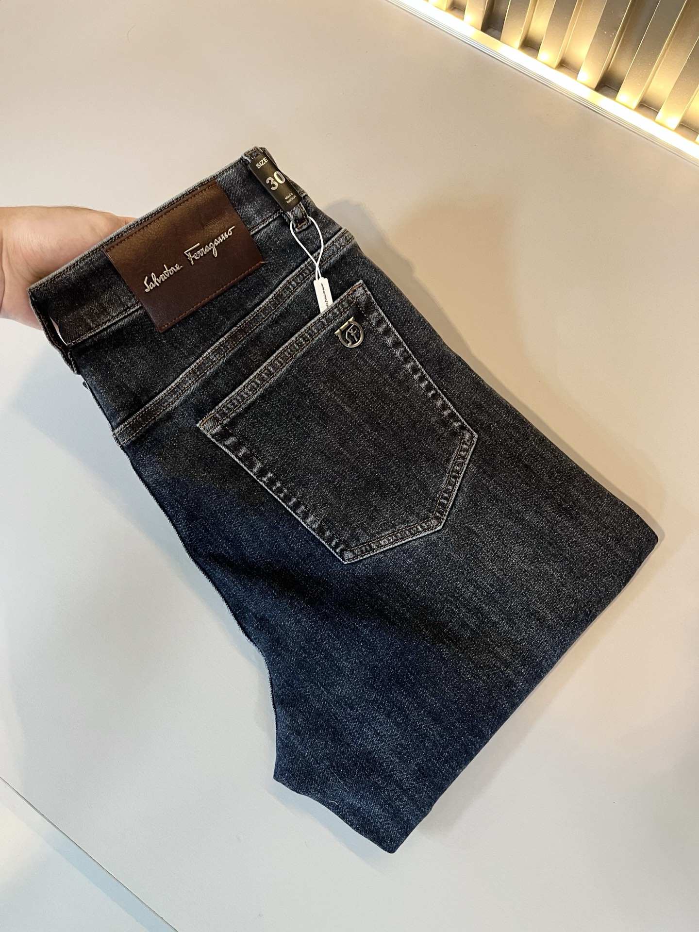 NO:655307,Ferraga*mo Ferraga*mo's new men's casual small straight jeans for autumn and winter. Original quality, original quality high-end fashion casual washed jeans, leather metal Ferragamo LOGO logo on the back waist, produced through original factory channels; sold simultaneously on G network, the thickness is just right to meet the needs of spring and summer wear. The fabric is soft and denim-like.  Beautiful washing process, just the right purity, very outstanding craftsmanship, neat cutting lines, perfect details. Casual and versatile four-season style, the upper body effect is not tight and excellent, showing a confident temperament; all the details show the classic logo of the perfect quality pants, which symbolizes the brand's highest quality. Owning the original hardware accessories is the beginning of another fashion!  Size 29-40,,ferragamo,ferragamo,jeans,alexander wang19860909Ferraga*mo菲拉*慕秋冬新款男款休闲小直筒牛仔裤 原单品质,原单品质高端时尚休闲水洗牛仔裤,后腰皮革金属菲拉格慕LOGO标识,原单代工厂渠道出品；G网同步发售,厚度刚好满足春夏穿搭需求 面料柔软具有牛仔面料 漂亮的水洗工艺,恰到好处的纯粹,工艺非常突出,车工走线整齐,完美细节出品.随意百搭的四季款,上身效果不紧绷极佳,彰显自信气质；所有细微处尽情展现完美品质裤子的经典Logo象征了品牌至高的品质,原厂五金配件 拥有,便是另一种时尚的开始 ！ 尺码29-40,,ferragamo,ferragamo,jeans,alexander wang,Men's clothing