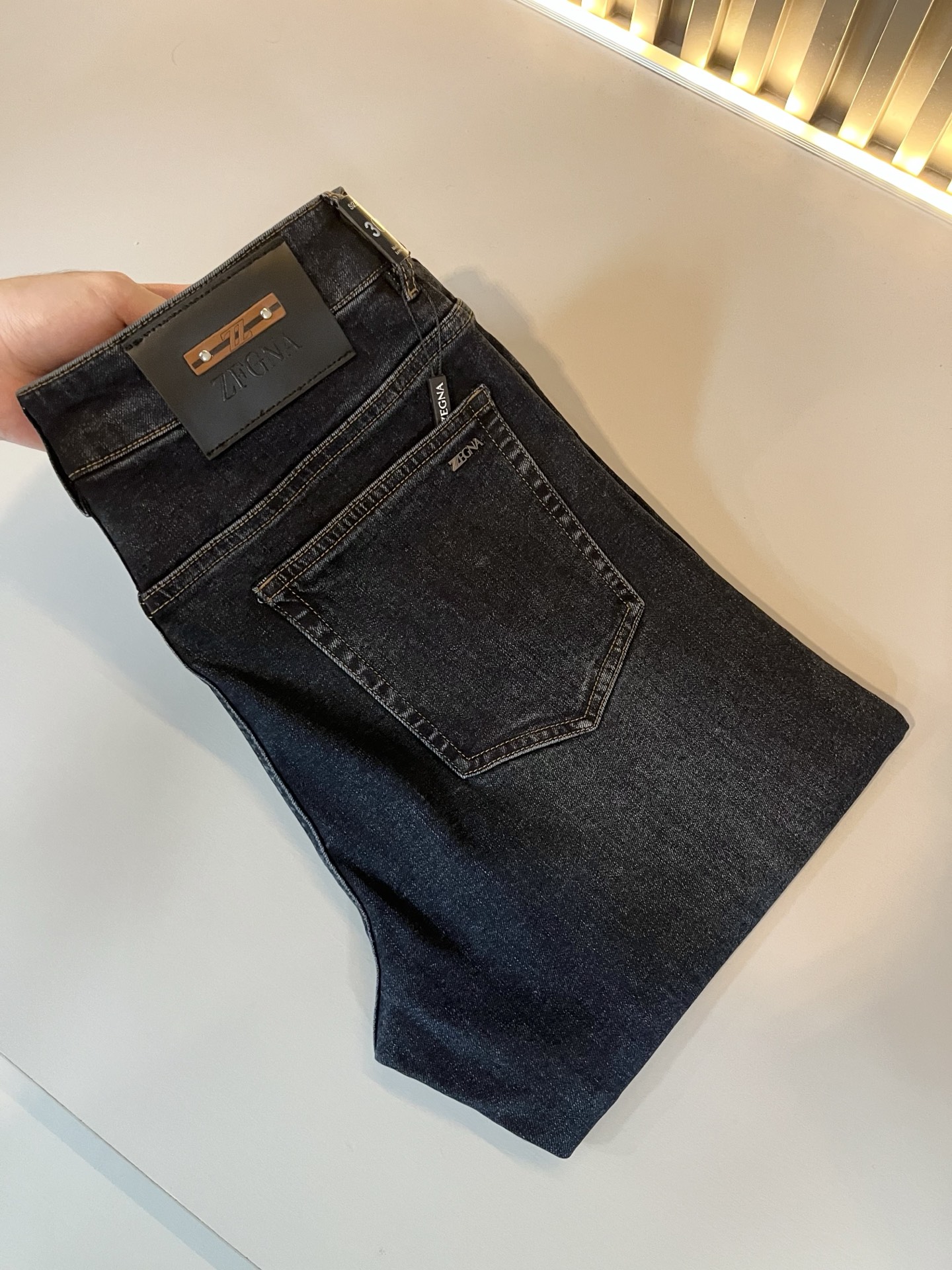 NO:655316,Zegna's new autumn and winter men's casual jeans, the final channel goods have appeared!  !  Simultaneous sales at the counter!  It is no exaggeration to say that these trousers are products from the original OEM channel, not bragging about the original OEM. They are completely products from the domestic garment OEM officially authorized by Ermenegildo Zegna!  Therefore, the quantity and size ratio are extremely scarce, so you will earn money if you grab it!  The best pantsuits ever officially unveiled!  !  !  !  !  !  Zegna products have always been one of the must-have accessories for successful business people!  The brand's high-end style and powerful aura are not easily surpassed by everyone. No matter which season the style is, it is the standard of temperament!  However, the fabric pattern is between business casual and daily wear, and the waist is decorated with a logo waistband!  Only Ermenegildo Zegna, which specializes in men's business and casual wear, can design a pair of trousers that is so suitable for the general public!  Whether you are wearing it for casual occasions or business occasions, this style can be matched just right. If you want to wear it, you must wear it well and be able to wear it with your own taste!  Pants that give yourself unlimited bonus points!  Size 29-40,,zegna,jeans,alexander wang19860909Zegna 杰尼亚 秋冬新款男士休闲牛仔裤,压轴的渠道货出现了！！柜台同步销售！ 毫不夸张的说,此款裤装是原厂代工渠道的货,并不是吹牛的原厂代工,完全是由杰尼亚官方授权的国内成衣代工厂出来的产品！所以数量跟尺码配比都极度紧缺,抢到就是赚到！最好的裤装正式揭幕！！！！！！Zegna的东西,从来都是成功商务人士的专属必备行头之一！品牌高级的格调以及自带强大的气场并不是所有人都能轻易凌驾的.无论哪季的款式都是都是气质标配！但是面料版型又介乎于商务休闲跟日常穿着之间,腰身设计logo腰牌修饰！能将一款裤装设计到如此贴合大众穿着,也就只有专注于男装商务休闲的杰尼亚了！不论您是休闲场合穿搭,或者商务场合此款都能搭配的恰到好处要穿,就必须穿好的,能穿出属于自己品味的！给自己无限加分的裤子！尺码29-40,,zegna,jeans,alexander wang,Men's clothing