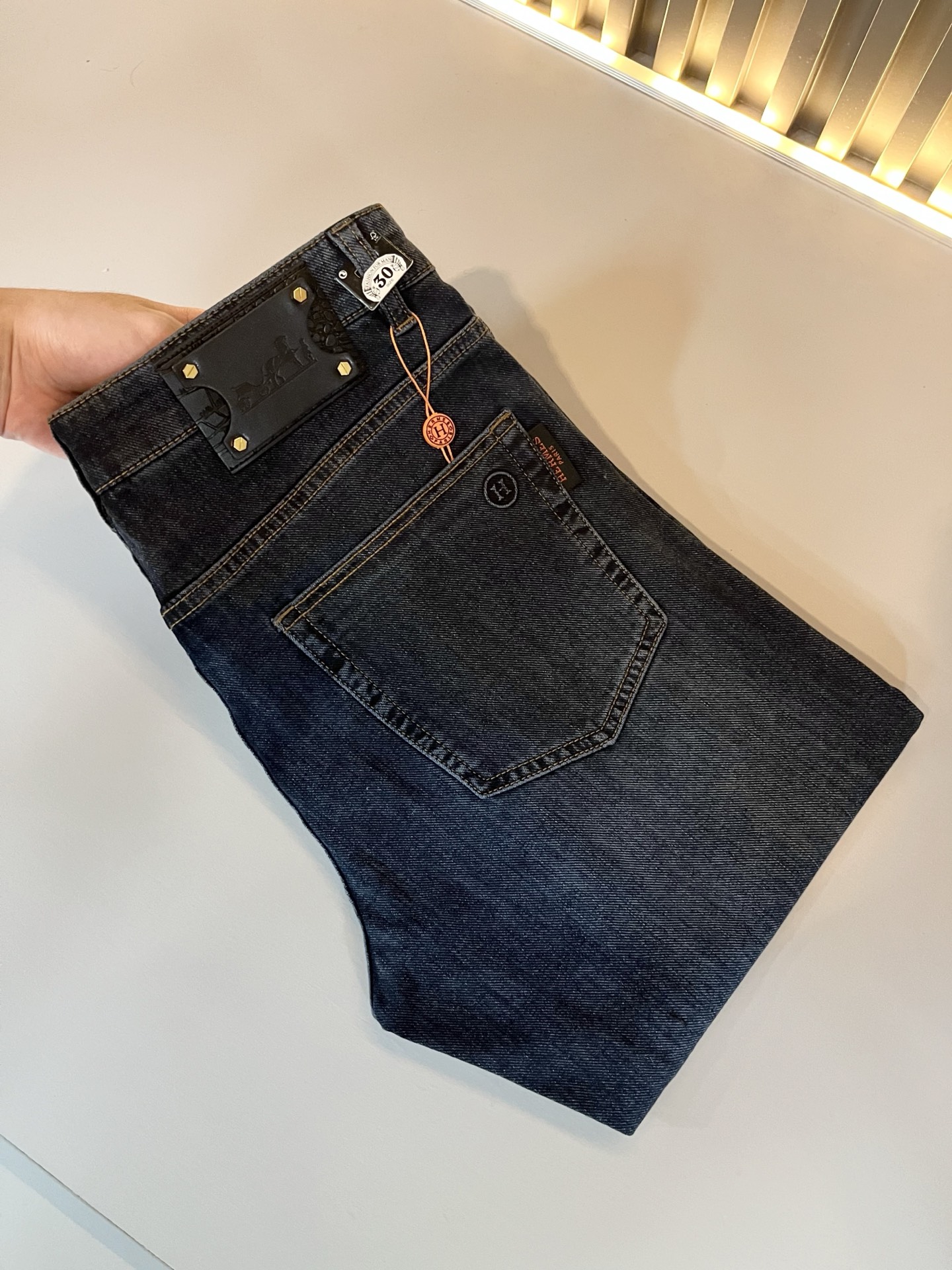 NO:655340,HERM*S autumn and winter men's high-end denim washed small straight jeans overseas trading company channel orders!  Slim fit straight leg jeans for men!  On sale at Shanghai Henglong store!  High-end, simple, very sophisticated in terms of craftsmanship and materials, the pursuit of quality is very rigorous and demanding, and every detail is used to prove its brand image!  The typical essence of the H family, a very representative logo waistband design!  The brand image of the H family is perfectly explained. The signature leather tag is also quite stunning. The brand LOGO is constructed. The fabric is perfectly transformed and sublimated. The heavy-duty environmentally friendly plant enzyme washing process has a unique retro style in the texture. It is quite brilliant. It is recognized as a universal and versatile color number that can withstand the test of any season!  Well cut, clean, crisp and neat!  Size 29-40,,hermes,jeans,alexander wang19860909HERM*S爱*仕 秋冬男士高端丹宁水洗小直筒牛仔裤 海外贸易公司渠道订单 ！男士修身直筒牛仔裤！上海恒隆店在售！高级、简约,工艺和用料方面都颇为考究,对于品质的追求非常严谨和苛刻,用每一个细节来力证自身品牌形象！H家的典型精髓,极具代表性标志logo腰牌设计！将H家的品牌形象完美阐释出来,招牌式的皮牌亦颇为惊艳,构建出品牌LOGO,面料得到完美蜕变和升华,重磅环保植物酵素水洗工艺,肌理有着独特的复古风格,相当出彩,公认的万能百搭色号,经得住任何季节的考验配色！剪裁精良,干净清爽且利落！尺码29-40,,hermes,jeans,alexander wang,Men's clothing
