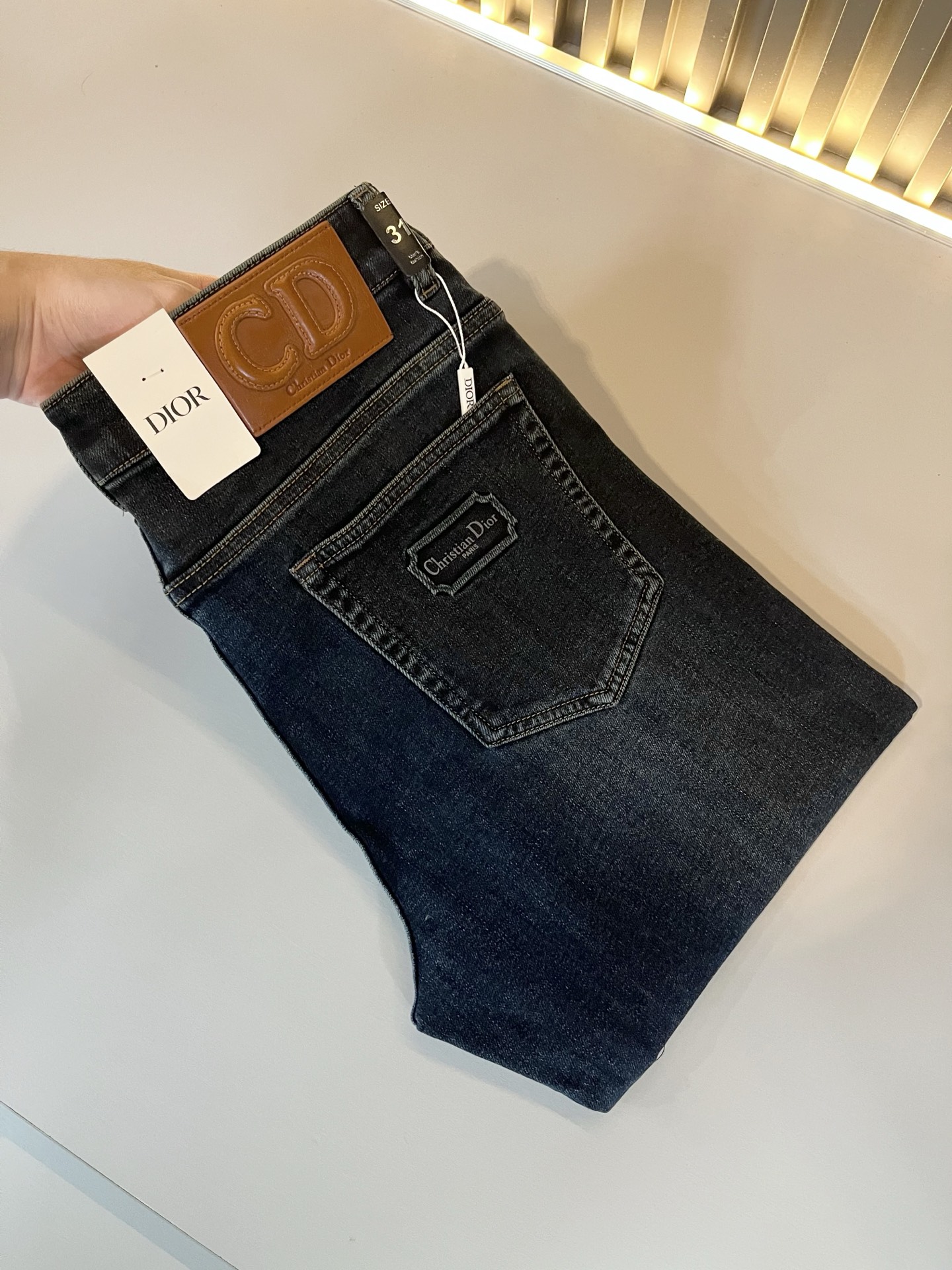 NO:655350,Dio*r Dijia autumn and winter men's washed small straight jeans!  The trading company sells great products, looks great, is the all-match trousers king in the fashion world, has high-frequency dressing demonstrations in European and American street photography, and has a leather waistband logo design!  And it is a must-have item for luxury brands every season!  Very pure and minimalist design tone!  Adhering to the consistent fashion proposition of the D family, it is quite eye-catching. It not only demonstrates the ingenuity and craftsmanship, but also effectively flaunts the brand identity!  Custom-made denim fabrics are supplied from Italy. The texture is unparalleled and full of charm. The silhouette is perfectly tailored and has excellent butt-lifting and slimming effect. It can be matched with any top in the wardrobe. It has wide compatibility, is both casual and casual, and has a full upper body shape. It is an invincible fashionable and versatile item!  Size 29 -40,,dior,dior,dior,jeans,alexander wang19860909Dio*r 迪家 秋冬男士水洗小直筒牛仔裤！贸易公司渠道牛货,品相超赞,时尚圈万能的百搭裤王,欧美街拍中高频穿搭示范,皮革腰牌logo设计！且是奢侈品牌每季必出的单品！非常纯粹极简的设计基调！秉承了D家一贯的时尚主张,颇具看点,即彰显了匠心工艺又有力的标榜了品牌身份！客供意大利定制丹宁面料,质感无敌赞,颇具韵味,版型剪裁完美,提臀修身显瘦效果极佳,可横扫衣橱任何的上装搭配,兼容性广泛,休闲兼备,上身型款十足,无敌的时髦百搭神品！尺码29 -40,,dior,dior,dior,jeans,alexander wang,Men's clothing