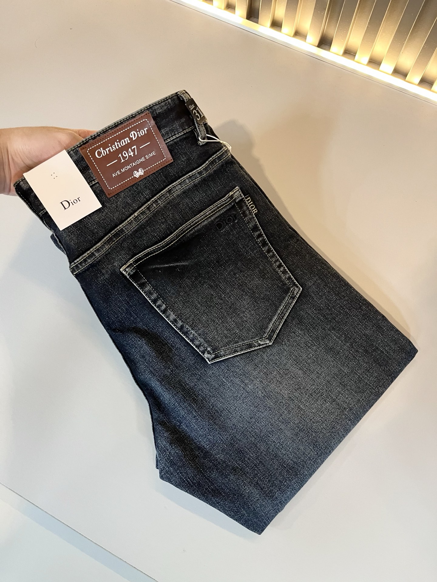 NO:655335,Dio*r Dijia autumn and winter men's washed small straight jeans!  The trading company sells great products, looks great, is the all-match trousers king in the fashion world, has high-frequency dressing demonstrations in European and American street photography, and has a leather waistband logo design!  And it is a must-have item for luxury brands every season!  Very pure and minimalist design tone!  Adhering to the consistent fashion proposition of the D family, it is quite eye-catching. It not only demonstrates the ingenuity and craftsmanship, but also effectively flaunts the brand identity!  Custom-made denim fabrics are supplied from Italy. The texture is unparalleled and full of charm. The silhouette is perfectly tailored and has excellent butt-lifting and slimming effect. It can be matched with any top in the wardrobe. It has wide compatibility, is both casual and casual, and has a full upper body shape. It is an invincible fashionable and versatile item!  Size 29 -40,,dior,dior,dior,jeans,alexander wang19860909Dio*r 迪家 秋冬男士水洗小直筒牛仔裤！贸易公司渠道牛货,品相超赞,时尚圈万能的百搭裤王,欧美街拍中高频穿搭示范,皮革腰牌logo设计！且是奢侈品牌每季必出的单品！非常纯粹极简的设计基调！秉承了D家一贯的时尚主张,颇具看点,即彰显了匠心工艺又有力的标榜了品牌身份！客供意大利定制丹宁面料,质感无敌赞,颇具韵味,版型剪裁完美,提臀修身显瘦效果极佳,可横扫衣橱任何的上装搭配,兼容性广泛,休闲兼备,上身型款十足,无敌的时髦百搭神品！尺码29 -40,,dior,dior,dior,jeans,alexander wang,Men's clothing