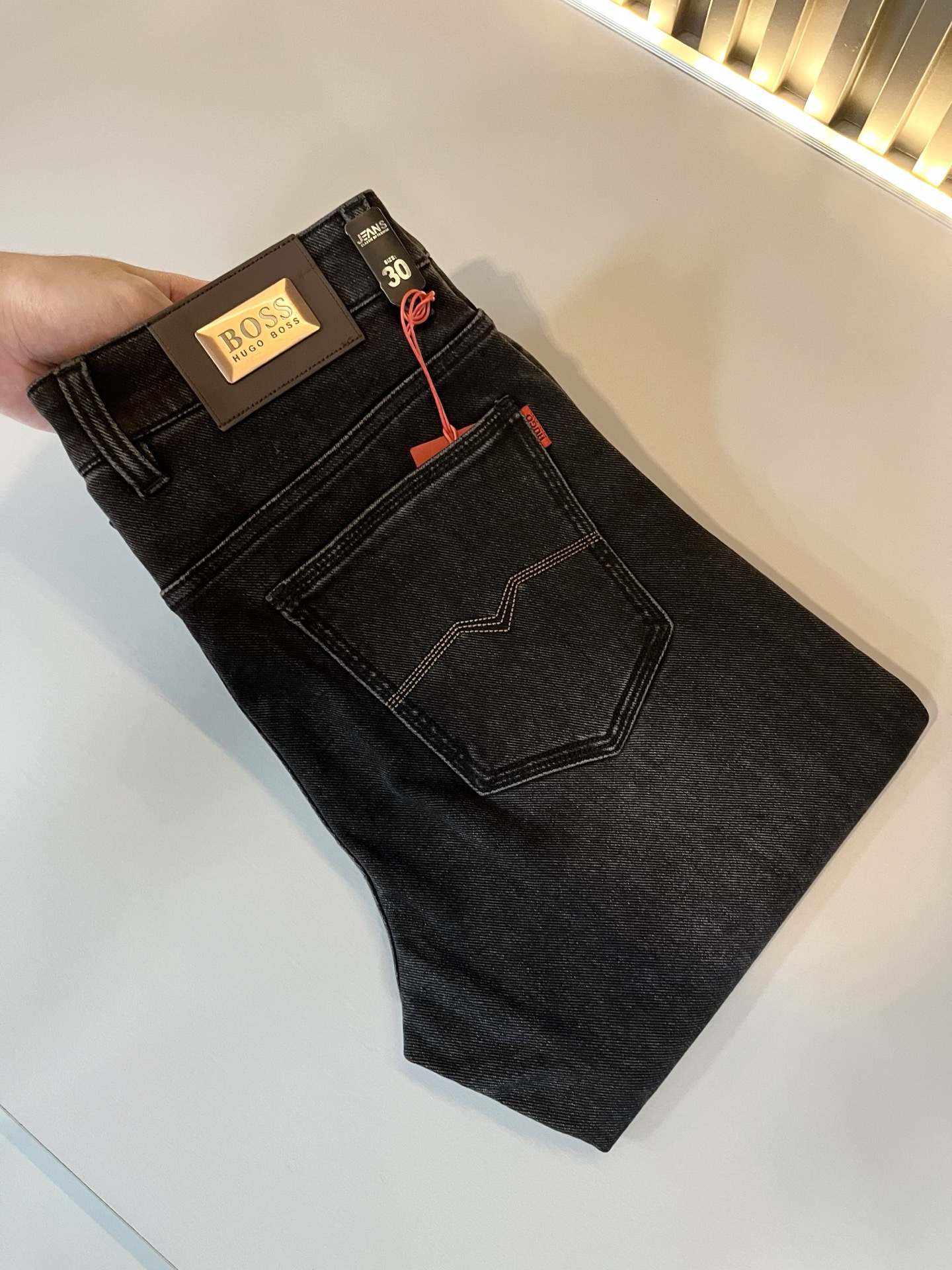 NO:655330,HUGO BOSS Hugo Boss new autumn and winter products are on sale!  High-end denim is versatile and pragmatic without being sensational!  Limited edition for Hong Kong, Macao and Taiwan!  !  Three-dimensional cutting pure cotton material!  Undertaken by a Taiwanese foreign trade company, the material is exquisite and delicate and seems to be patented. High quality, customized original logo leather design!  Not only the materials, colors and styles are carefully crafted, but the life philosophy behind the design coincides with the dual mentality of modern people pursuing practicality and fashionable beauty. It achieves a perfect balance between function and aesthetics. It is not only a display of fashion trends, but also the ultimate in modern aesthetics. P's vision is not limited to an indispensable component of the core value of a fashion brand, an alternative to mature styles, sizes 29-40, alexander wang19860909HUGO BOSS 雨果博斯 秋冬新品发售！牛仔高级百搭实用主义不哗众取宠！港澳台地区限定款！！立体裁剪纯棉材质！台湾外贸公司承接、材质精致细腻似乎是专利品质上乘 定制原版logo皮革设计！不仅在材料、颜色与款式工夫,设计背后的生活哲学正巧契合现代人追求切身实用与流行美观的双重心态,在机能与美学之间取得完美平衡,不但是时尚潮流的展现,更是现代美学的极致.P的视野并没有局限时尚品牌核心价值中不可或缺的组成部分、的另一种选择替代风格成熟、尺码29-40,,alexander wang,Men's clothing