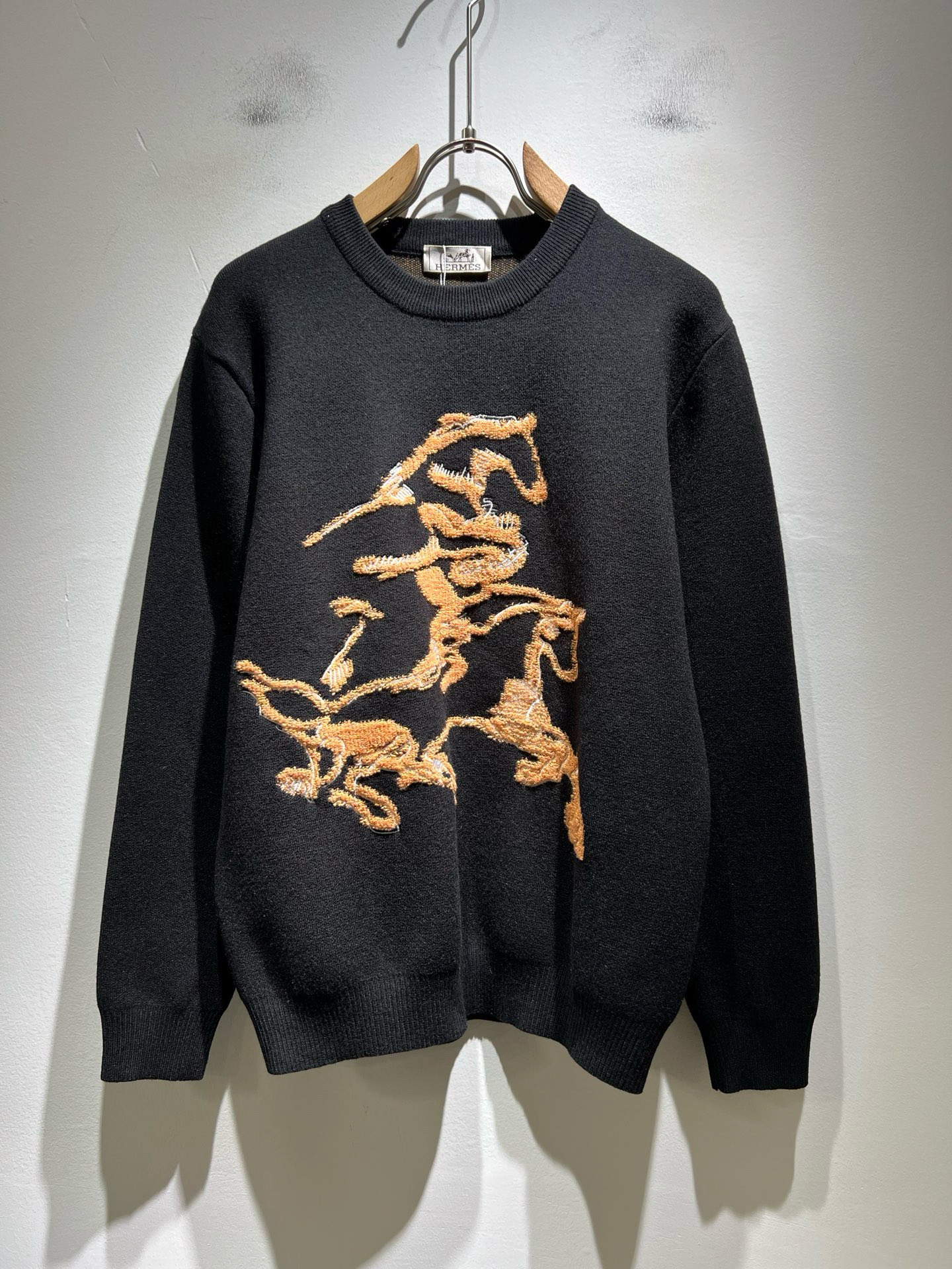 NO:652822,Her*mes' new autumn and winter men's knitted woolen sweater, a newly upgraded and versatile basic style, low-key luxury, a choice of quality!  It is made of high-quality selected high-quality wool and has super vertical performance. It has a strong artistic sense and H logo crochet embroidery design. The craftsmanship is meticulous and highly recognizable, showing a new brand micro-label culture!  Classic and perfect design, precise cutting. Simple and elegant style, but also able to show fashionable charm in daily leisure life. Size M-3XL,, alexander wang19860909Her*mes爱*仕秋冬新款男士针织羊毛衫,全新升级百搭基础款,低调奢华,品格之选！甄选优质精选优质羊毛打造而成,有着超强的垂直性能 艺术感极强H标志logo钩织刺绣工艺设计,工艺细致,辨识度极高,展现全新品牌微标文化！经典完美版型设计,在裁剪上精准到位.简约大气风格,又能在日常休闲生活中展现时尚魅力.尺码M-3XL,,alexander wang,Men's clothing