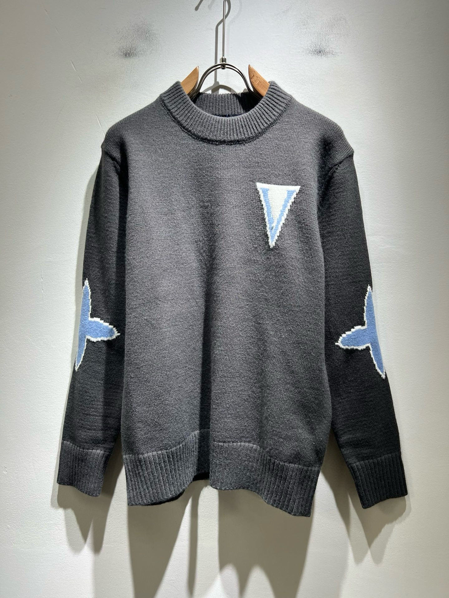 NO:652832,Louis Vuit*on autumn and winter Louis family light luxury knitted wool sweater!  Same decoration for men and women!  The new high-end of the Louis family, the details and quality are always so perfect, and the creative designs are endless. You are not a fashionista if you don’t buy a few pieces of Louis this autumn and winter. The logo pattern on the chest is crocheted!  It is something that everyone loves. Made of top-quality wool blend, it is super soft and tough, and has excellent breathability. It comes from world-class trading OEM channels, and the quantity is extremely rare and sold out. It is a presbyopic item that is released every year by 'Donkey Brand'.  The body logo presents an unusual texture, clean and neat. This is the Louis family's unique skill and the latest craftsmanship of this season. The level of detail has reached the top, and the slim and three-dimensional tailoring is a unique design. It is a fusion of luxury and fashion!  Size M-3XL,,louis vuitton,louis vuitton,louis vuitton,alexander wang19860909Louis Vuit*on 秋冬路易家族轻奢针织羊毛衫！男女同款装饰！ 路易家族的新高端,细节品质永远的那么完美无瑕,创意设计层出不穷.今年秋冬季节没有入手几件路易你算不上时尚达人.胸前logo图案钩织设计！实属人见人爱的东西.顶级羊毛混纺打造,超级柔软且具有韧性,透气感也是绝佳.来自世界级贸易级别的代工厂渠道,数量极其稀少售完无补.“驴牌”每年都会出的老花单品,立体Logo呈现不一般的质感,干净俐落.这是路易家族的看家绝活也是本季度的最新工艺.细致化程度已经达到顶端了,修身立体剪裁的版型设计堪称一绝.属于奢华与时尚的融合！尺码M-3XL,,louis vuitton,louis vuitton,louis vuitton,alexander wang,Men's clothing