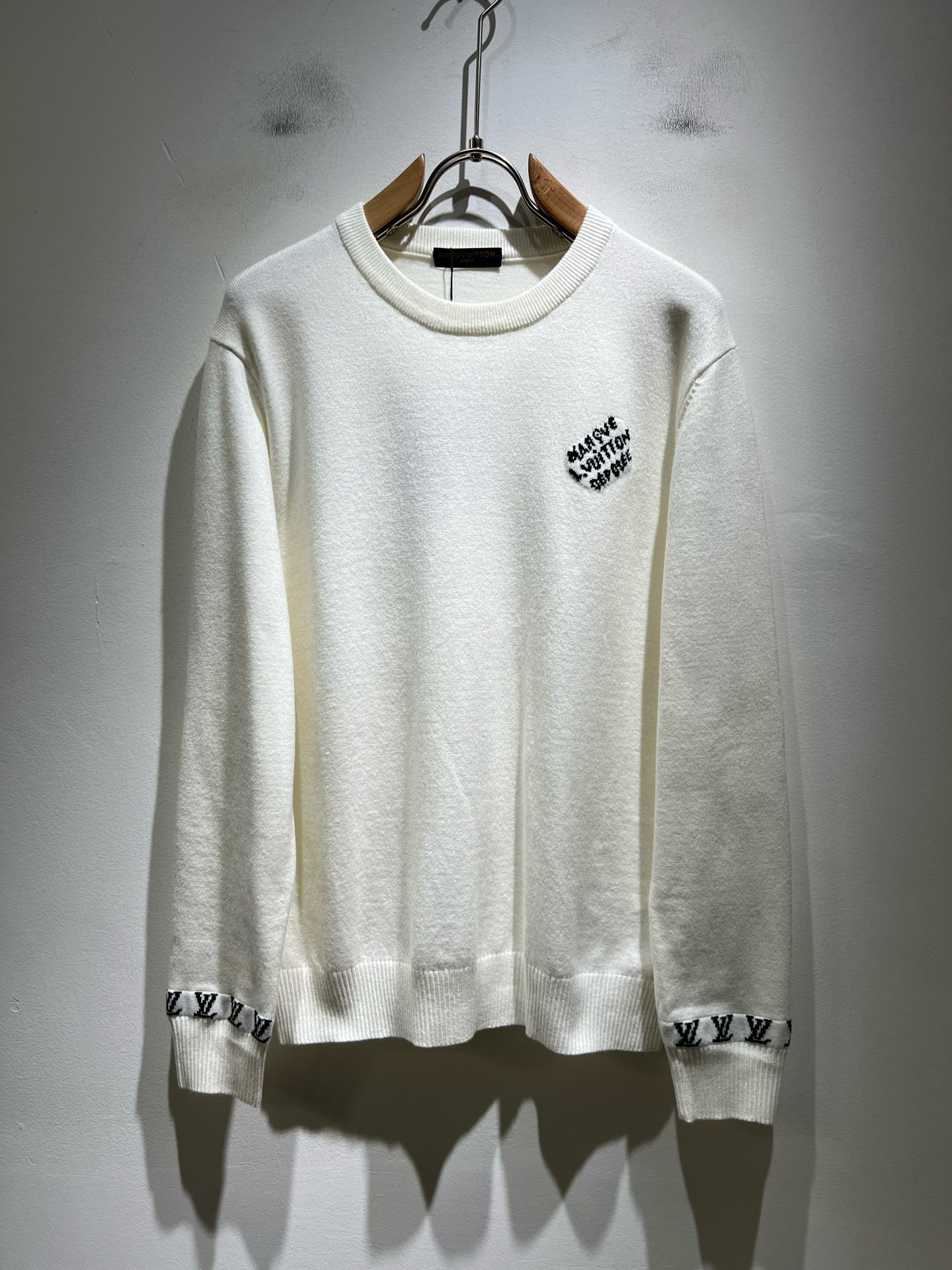 NO:652858,Louis Vuit*on autumn and winter Louis family light luxury knitted wool sweater!  Same decoration for men and women!  The new high-end of the Louis family, the details and quality are always so perfect, and the creative designs are endless. You are not a fashionista if you don’t buy a few pieces of Louis this autumn and winter. The logo pattern on the chest is crocheted!  It is something that everyone loves. Made of top-quality wool blend, it is super soft and tough, and has excellent breathability. It comes from world-class trading OEM channels, and the quantity is extremely rare and sold out. It is a presbyopic item that is released every year by 'Donkey Brand'.  The body logo presents an unusual texture, clean and neat. This is the Louis family's unique skill and the latest craftsmanship of this season. The level of detail has reached the top, and the slim and three-dimensional tailoring is a unique design. It is a fusion of luxury and fashion!  Size M-3XL,,louis vuitton,louis vuitton,louis vuitton,alexander wang19860909Louis Vuit*on 秋冬路易家族轻奢针织羊毛衫！男女同款装饰！ 路易家族的新高端,细节品质永远的那么完美无瑕,创意设计层出不穷.今年秋冬季节没有入手几件路易你算不上时尚达人.胸前logo图案钩织设计！实属人见人爱的东西.顶级羊毛混纺打造,超级柔软且具有韧性,透气感也是绝佳.来自世界级贸易级别的代工厂渠道,数量极其稀少售完无补.“驴牌”每年都会出的老花单品,立体Logo呈现不一般的质感,干净俐落.这是路易家族的看家绝活也是本季度的最新工艺.细致化程度已经达到顶端了,修身立体剪裁的版型设计堪称一绝.属于奢华与时尚的融合！尺码M-3XL,,louis vuitton,louis vuitton,louis vuitton,alexander wang,Men's clothing