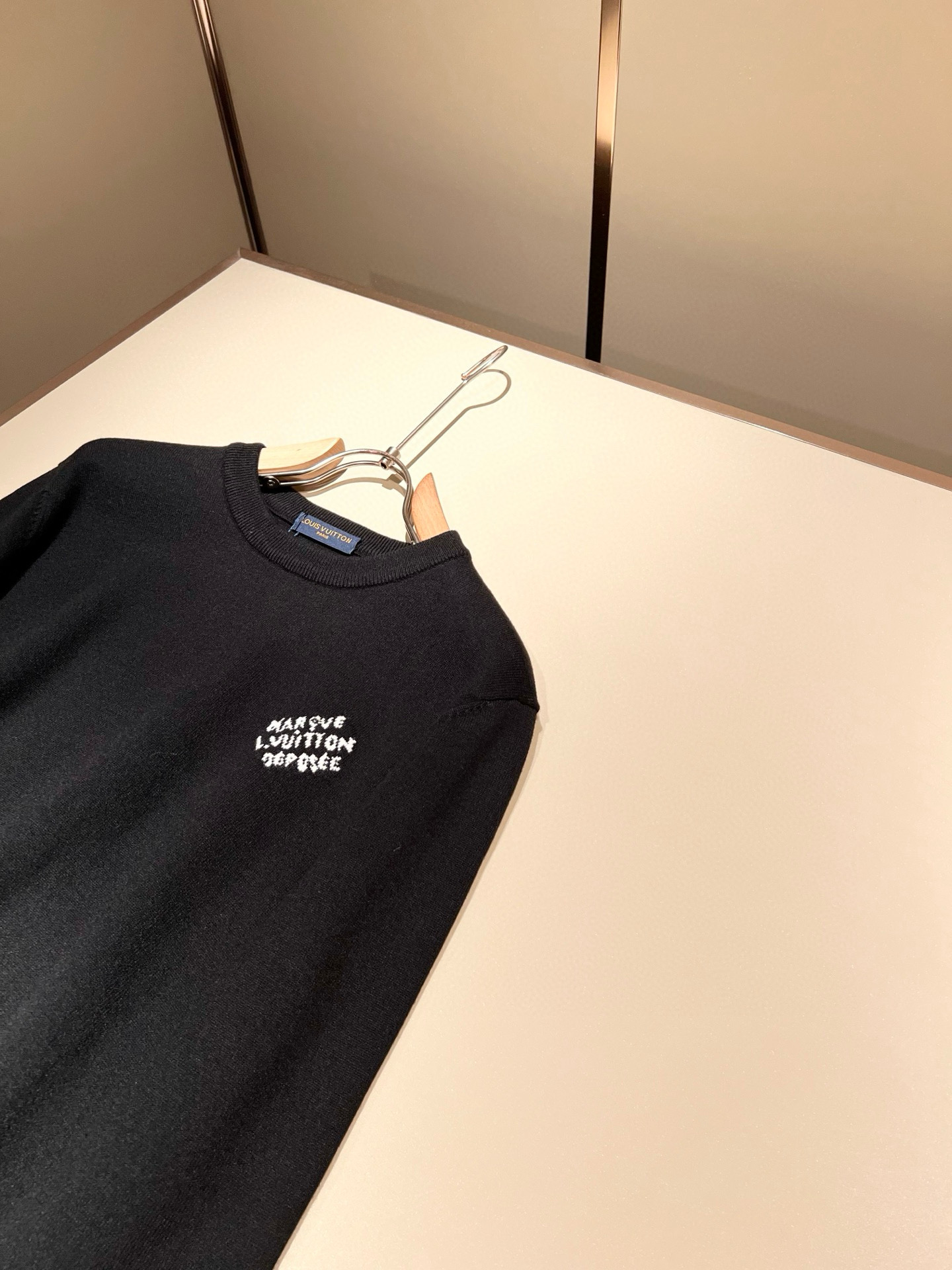 Louis Vuit*on 2025秋冬路易家族轻奢针织羊毛衫！男女同款👫装饰！ 路易家族的新高端，细节