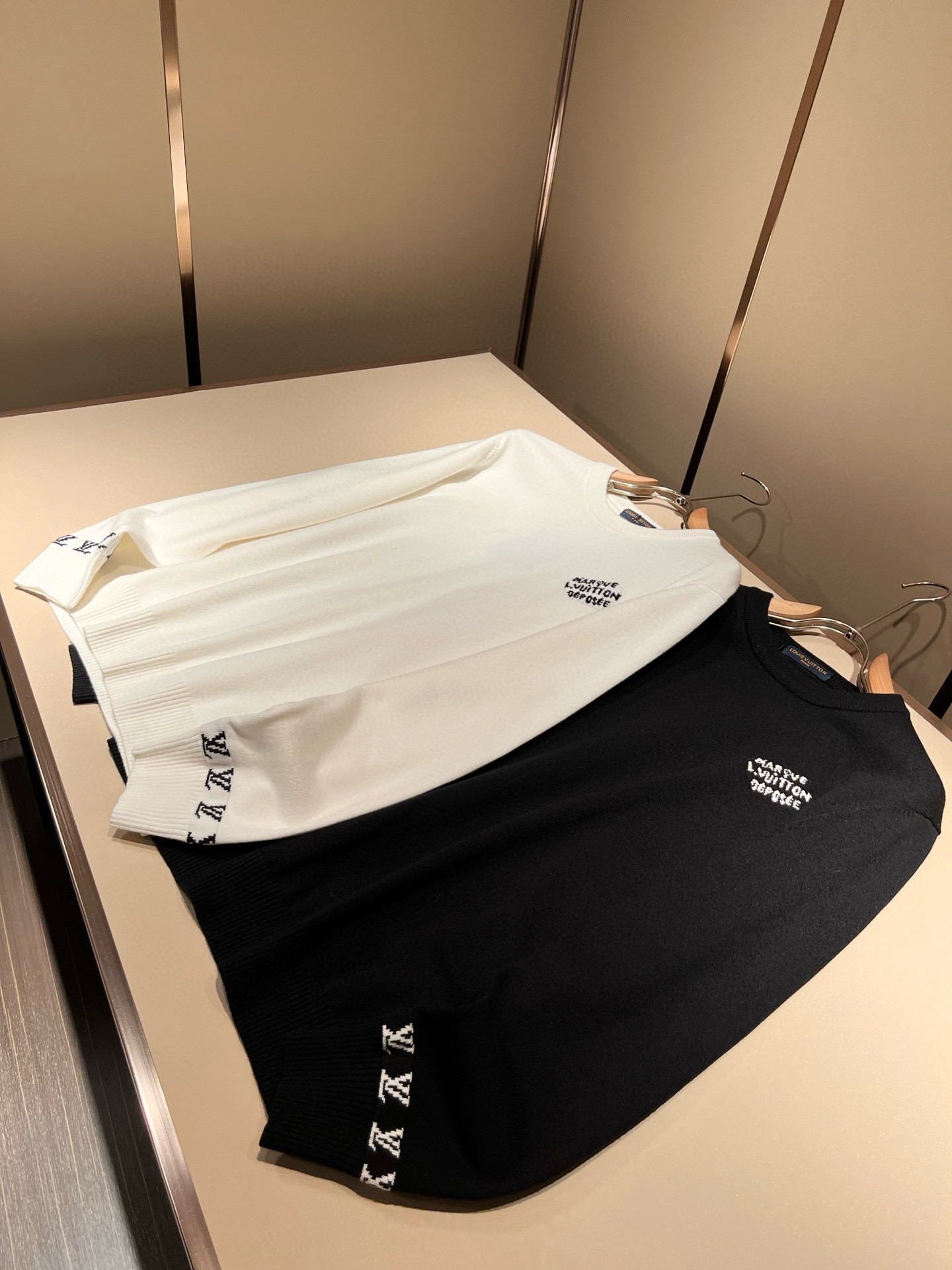 Louis Vuit*on 2025秋冬路易家族轻奢针织羊毛衫！男女同款👫装饰！ 路易家族的新高端，细节