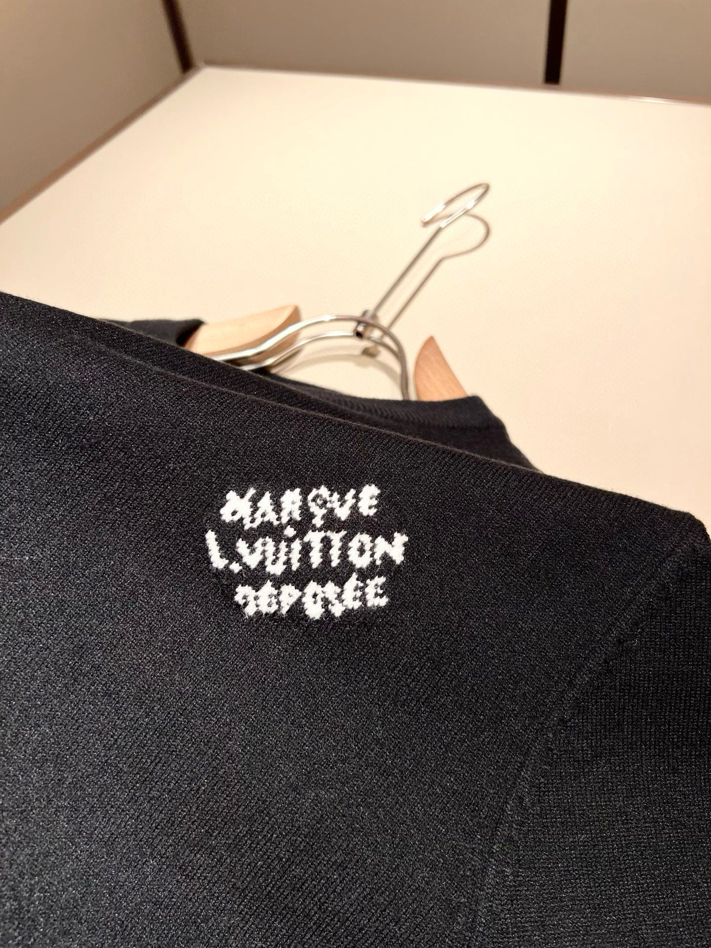 Louis Vuit*on 2025秋冬路易家族轻奢针织羊毛衫！男女同款👫装饰！ 路易家族的新高端，细节