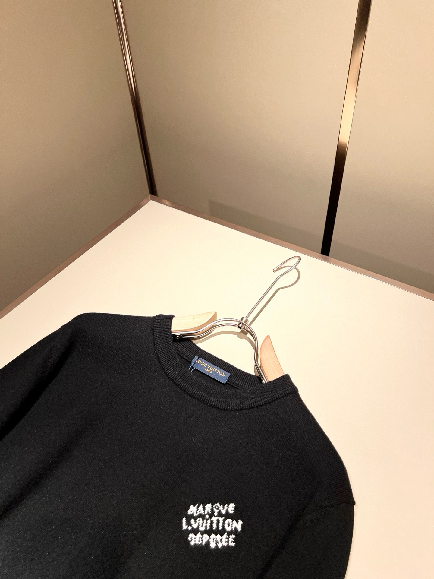 Louis Vuit*on 2025秋冬路易家族轻奢针织羊毛衫！男女同款👫装饰！ 路易家族的新高端，细节