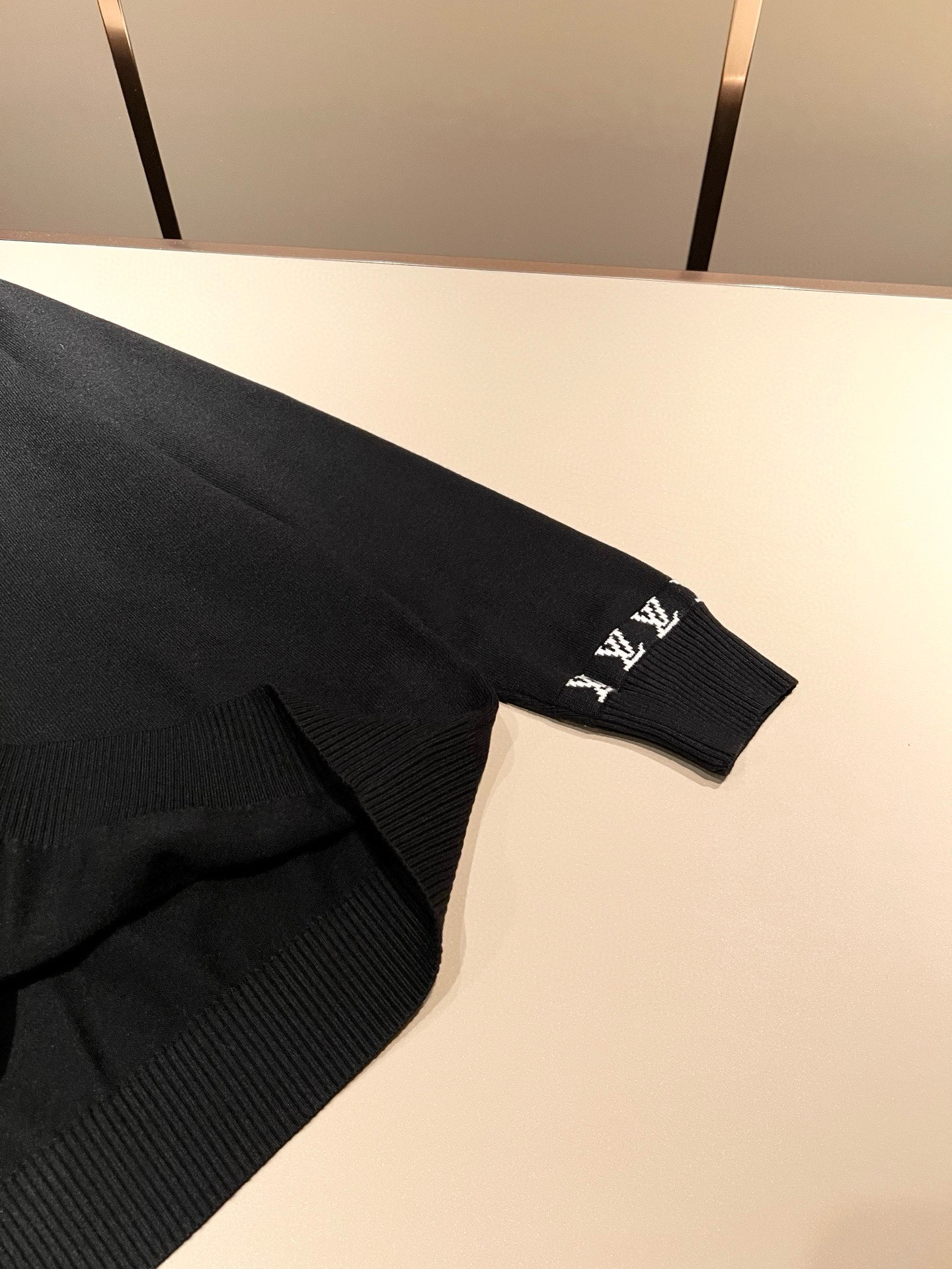 Louis Vuit*on 2025秋冬路易家族轻奢针织羊毛衫！男女同款👫装饰！ 路易家族的新高端，细节