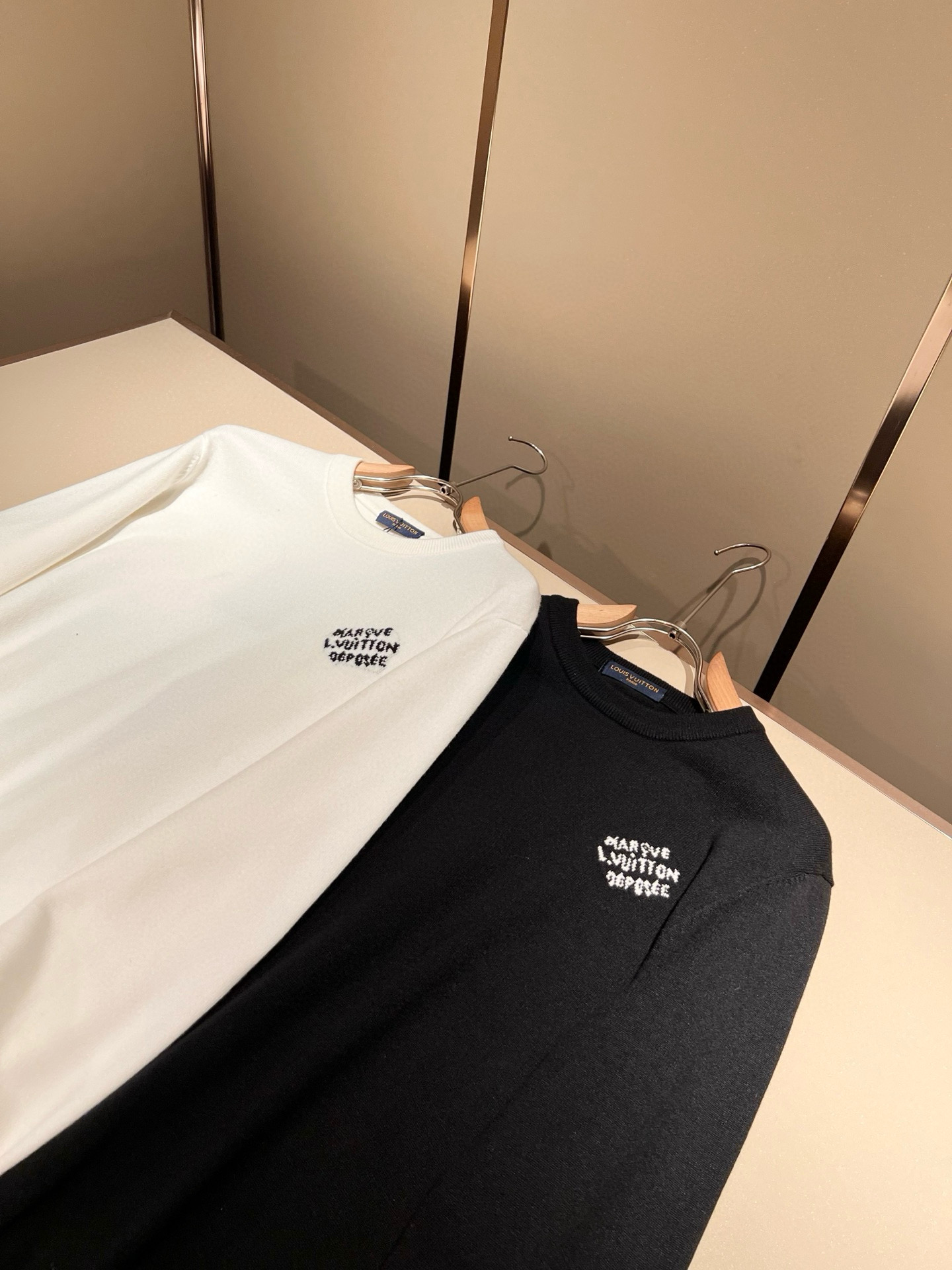 Louis Vuit*on 2025秋冬路易家族轻奢针织羊毛衫！男女同款👫装饰！ 路易家族的新高端，细节