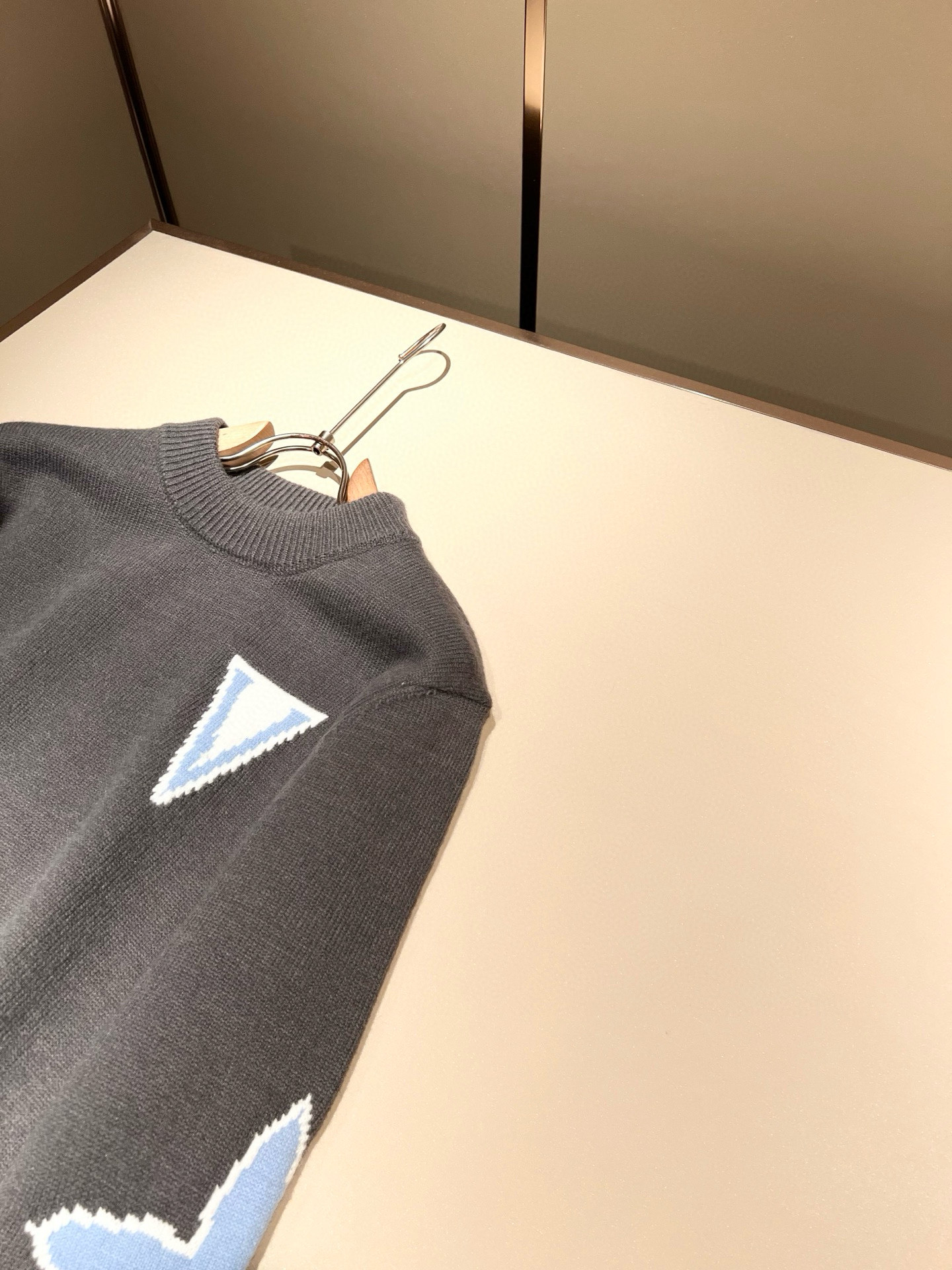 Louis Vuit*on 2025秋冬路易家族轻奢针织羊毛衫！男女同款👫装饰！ 路易家族的新高端，细节