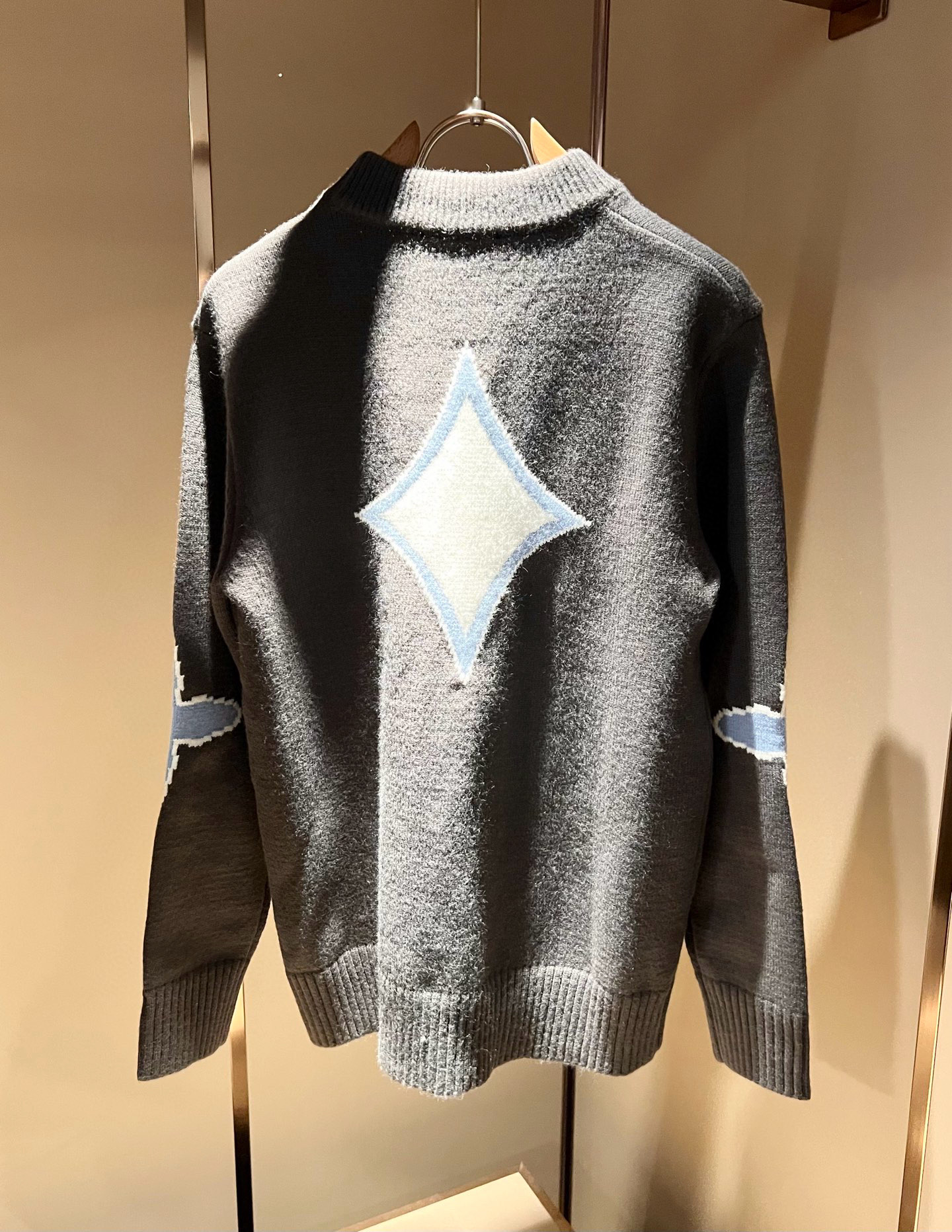 Louis Vuit*on 2025秋冬路易家族轻奢针织羊毛衫！男女同款👫装饰！ 路易家族的新高端，细节