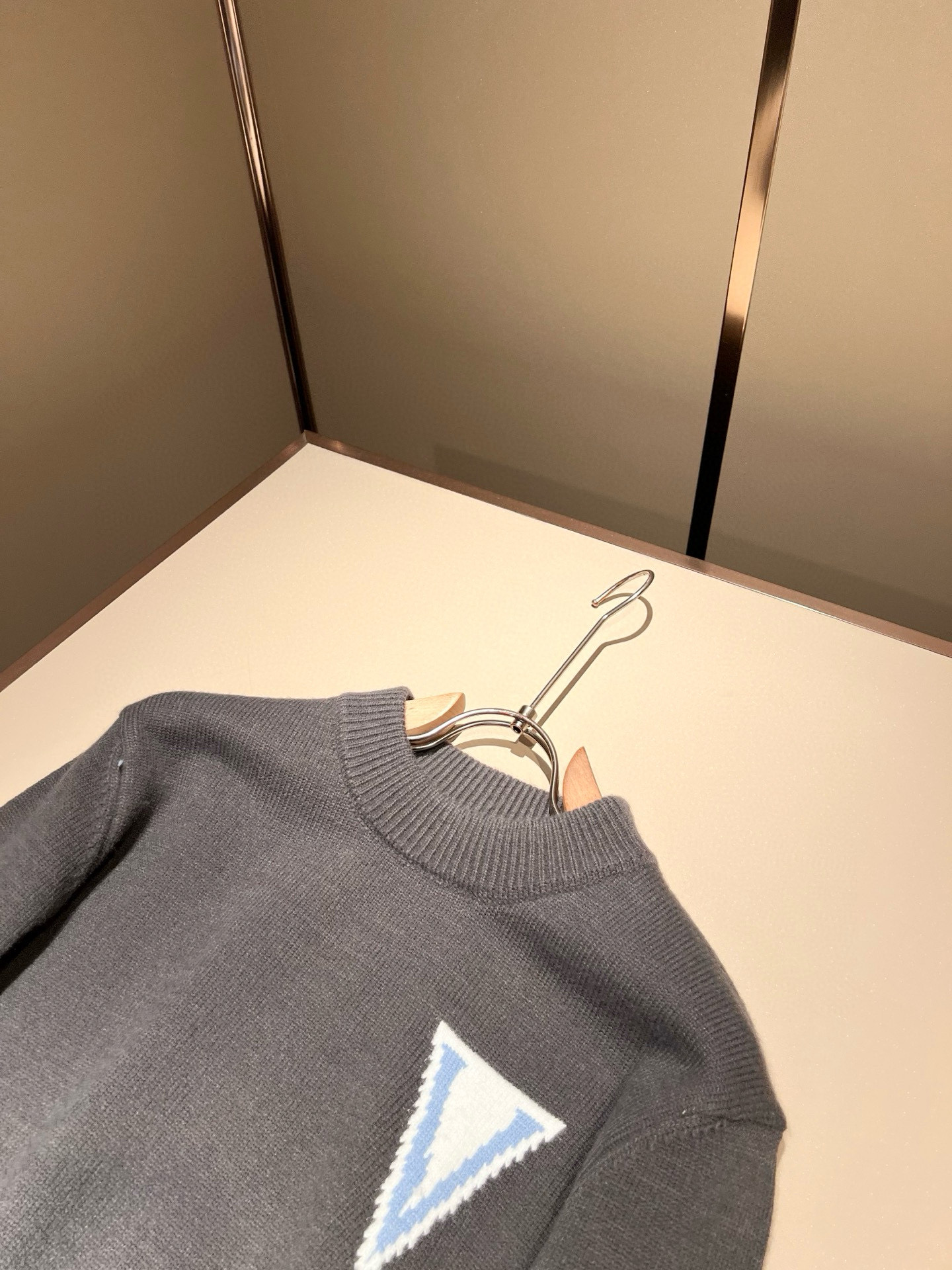 Louis Vuit*on 2025秋冬路易家族轻奢针织羊毛衫！男女同款👫装饰！ 路易家族的新高端，细节