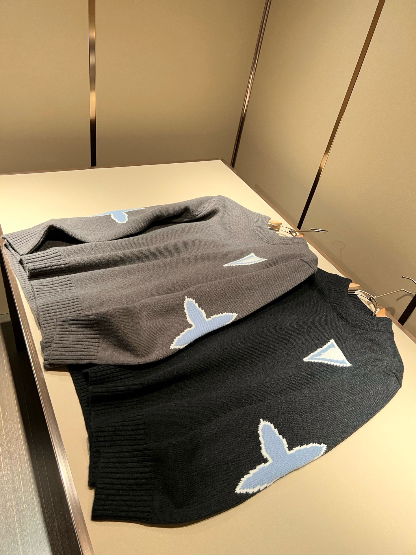 Louis Vuit*on 2025秋冬路易家族轻奢针织羊毛衫！男女同款👫装饰！ 路易家族的新高端，细节