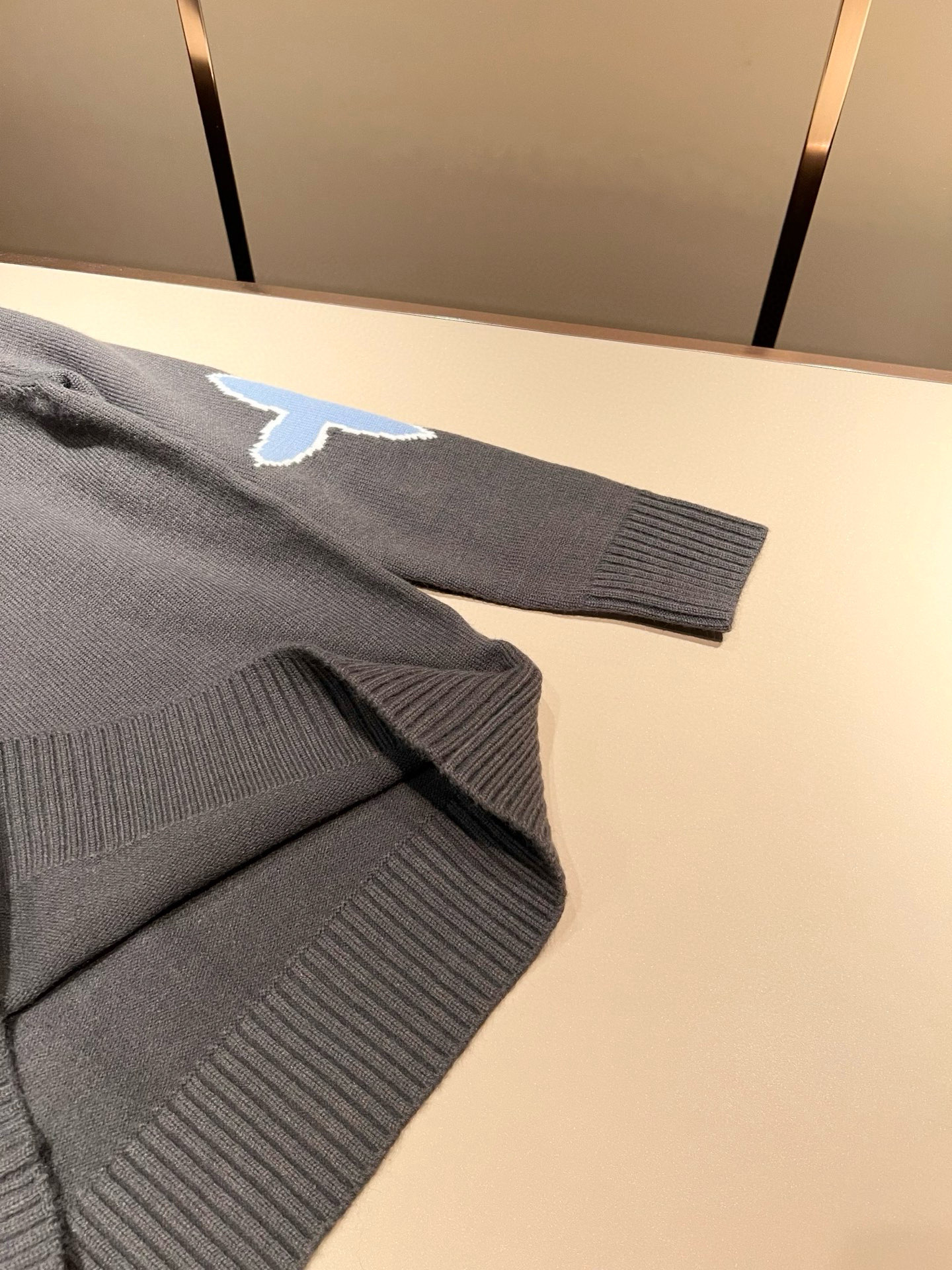 Louis Vuit*on 2025秋冬路易家族轻奢针织羊毛衫！男女同款👫装饰！ 路易家族的新高端，细节