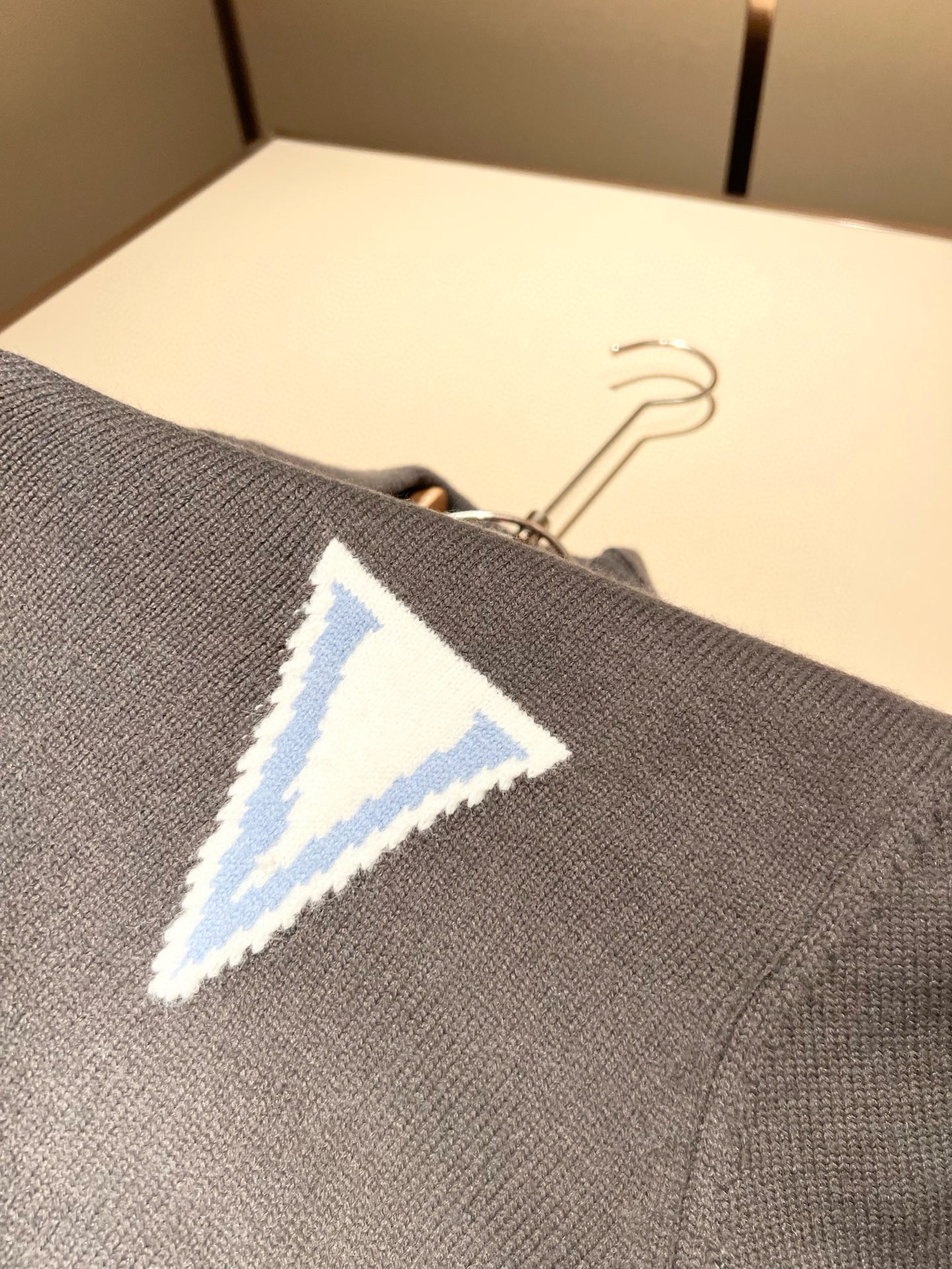 Louis Vuit*on 2025秋冬路易家族轻奢针织羊毛衫！男女同款👫装饰！ 路易家族的新高端，细节