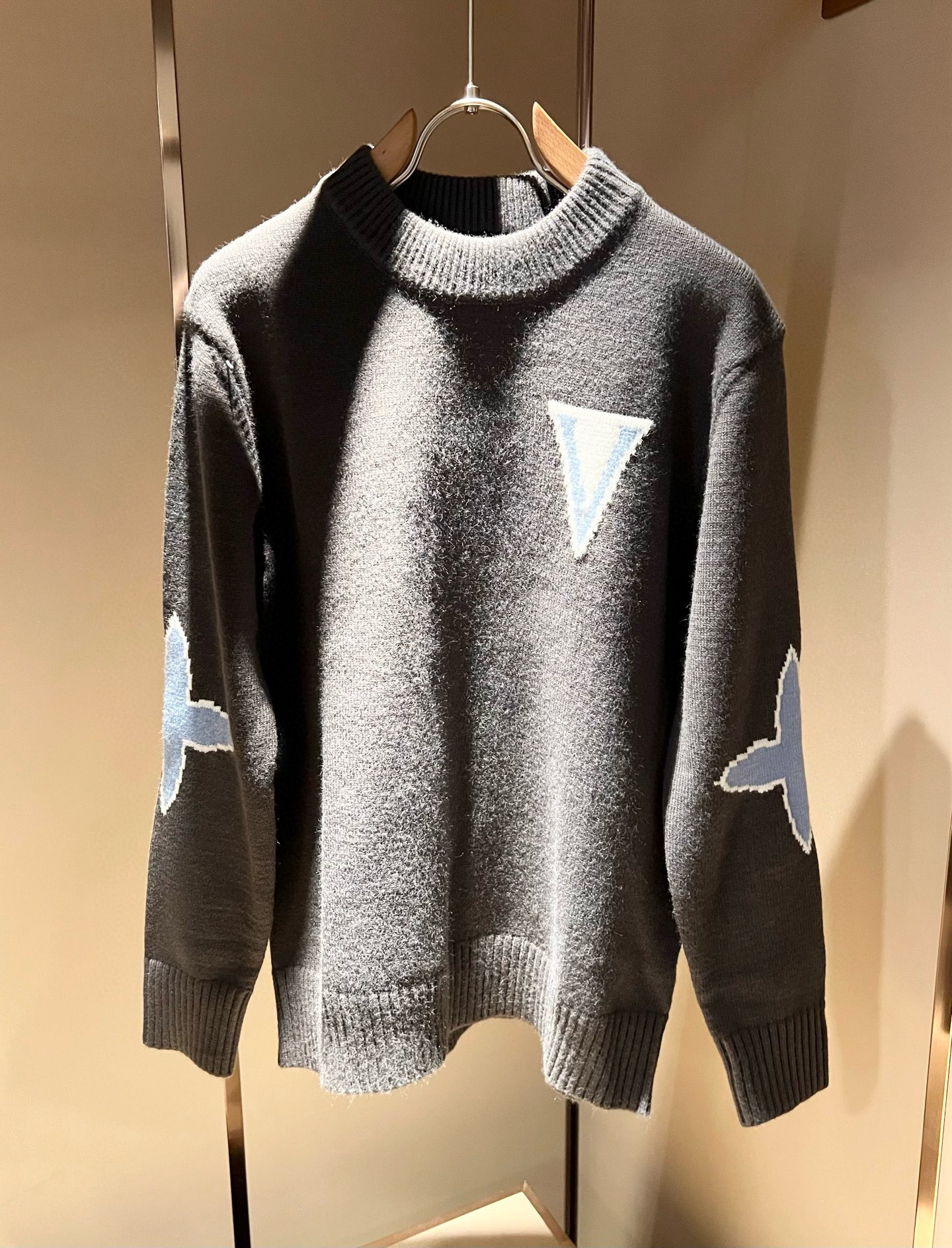 Louis Vuit*on 2025秋冬路易家族轻奢针织羊毛衫！男女同款👫装饰！ 路易家族的新高端，细节