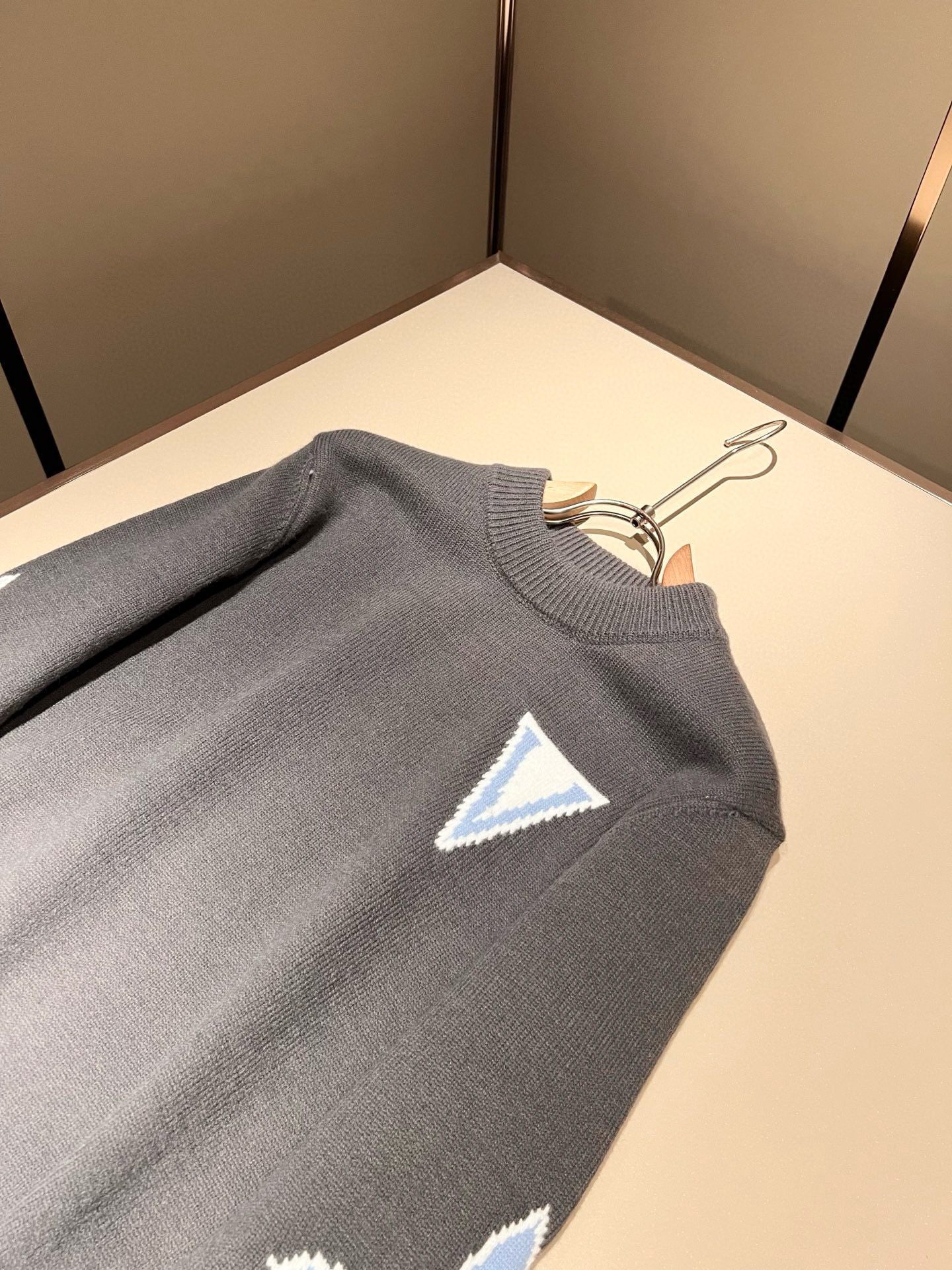 Louis Vuit*on 2025秋冬路易家族轻奢针织羊毛衫！男女同款👫装饰！ 路易家族的新高端，细节