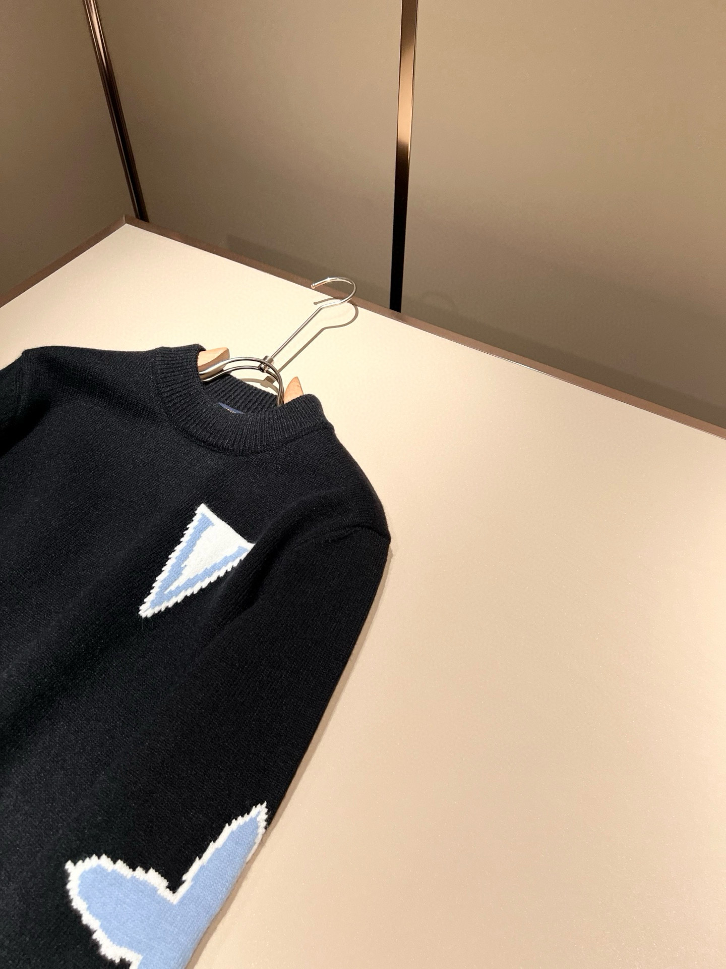 Louis Vuit*on 2025秋冬路易家族轻奢针织羊毛衫！男女同款👫装饰！ 路易家族的新高端，细节