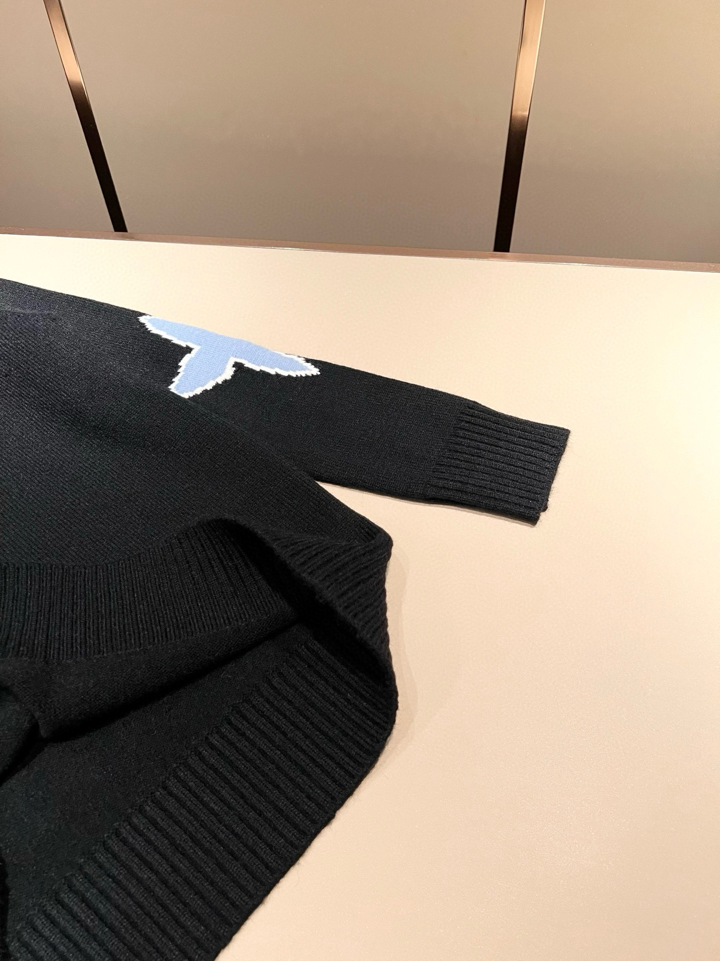 Louis Vuit*on 2025秋冬路易家族轻奢针织羊毛衫！男女同款👫装饰！ 路易家族的新高端，细节