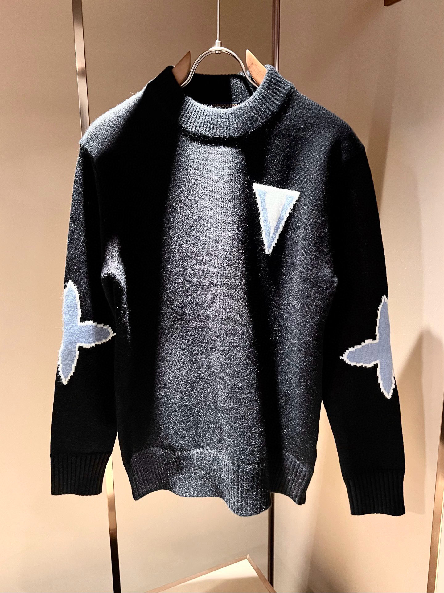 Louis Vuit*on 2025秋冬路易家族轻奢针织羊毛衫！男女同款👫装饰！ 路易家族的新高端，细节