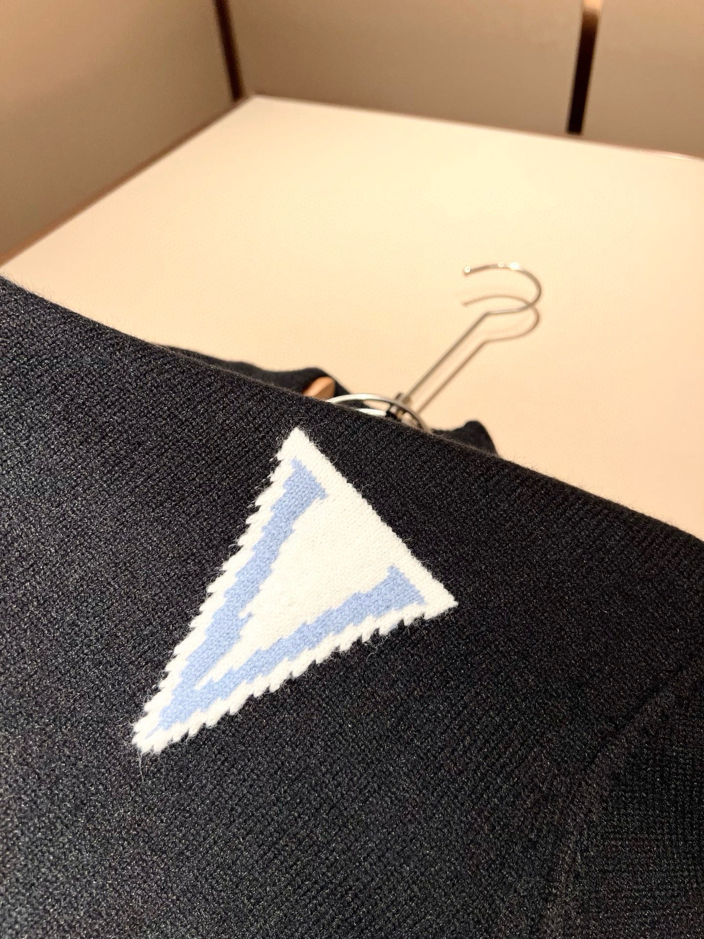 Louis Vuit*on 2025秋冬路易家族轻奢针织羊毛衫！男女同款👫装饰！ 路易家族的新高端，细节