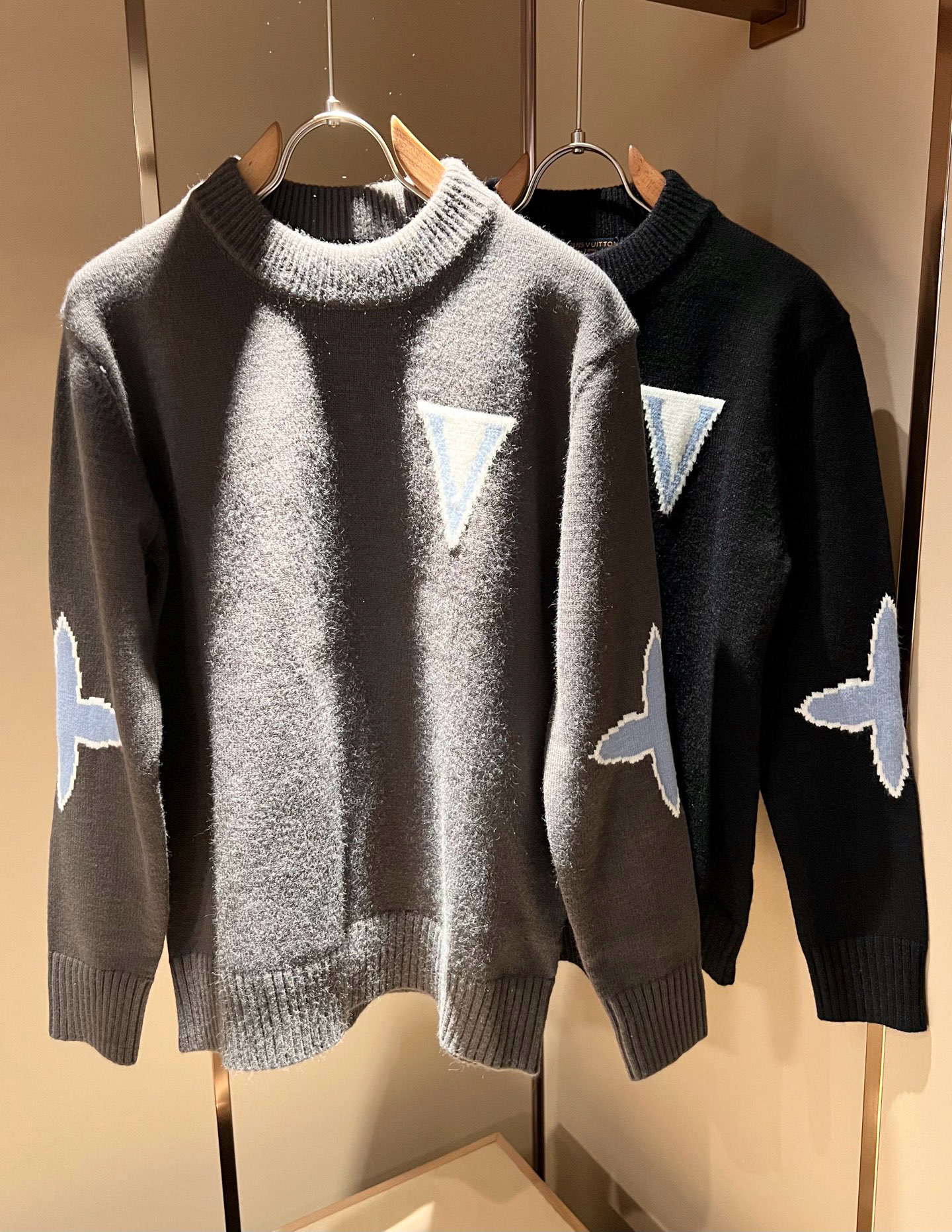 Louis Vuit*on 2025秋冬路易家族轻奢针织羊毛衫！男女同款👫装饰！ 路易家族的新高端，细节