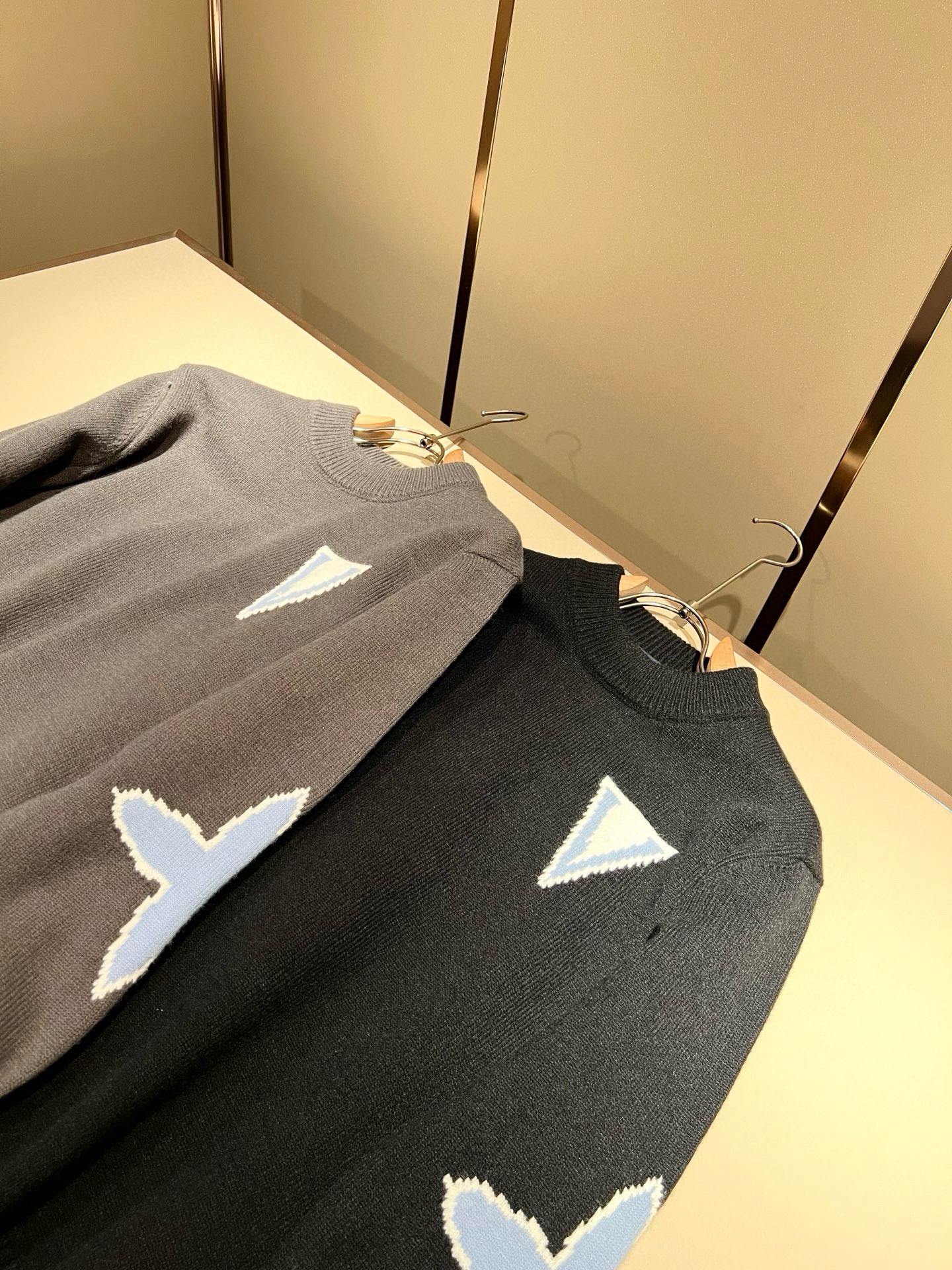 Louis Vuit*on 2025秋冬路易家族轻奢针织羊毛衫！男女同款👫装饰！ 路易家族的新高端，细节