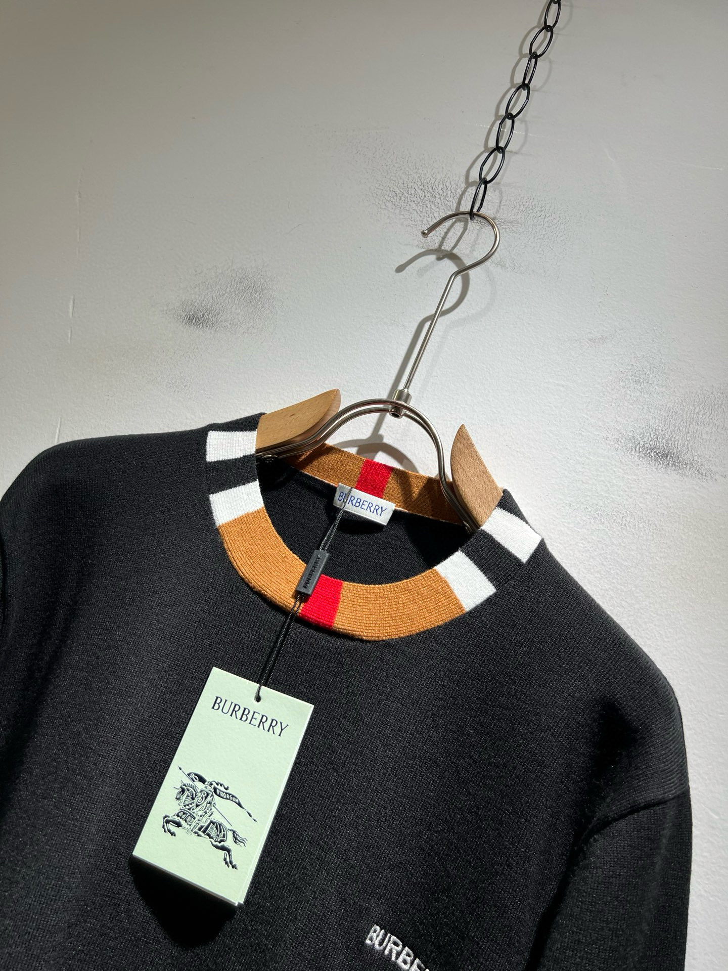 Bur*erry 巴*莉 2025秋冬新款针织羊毛衫，品牌经典设计元素！既不单调也不复杂,恰到好处的展现