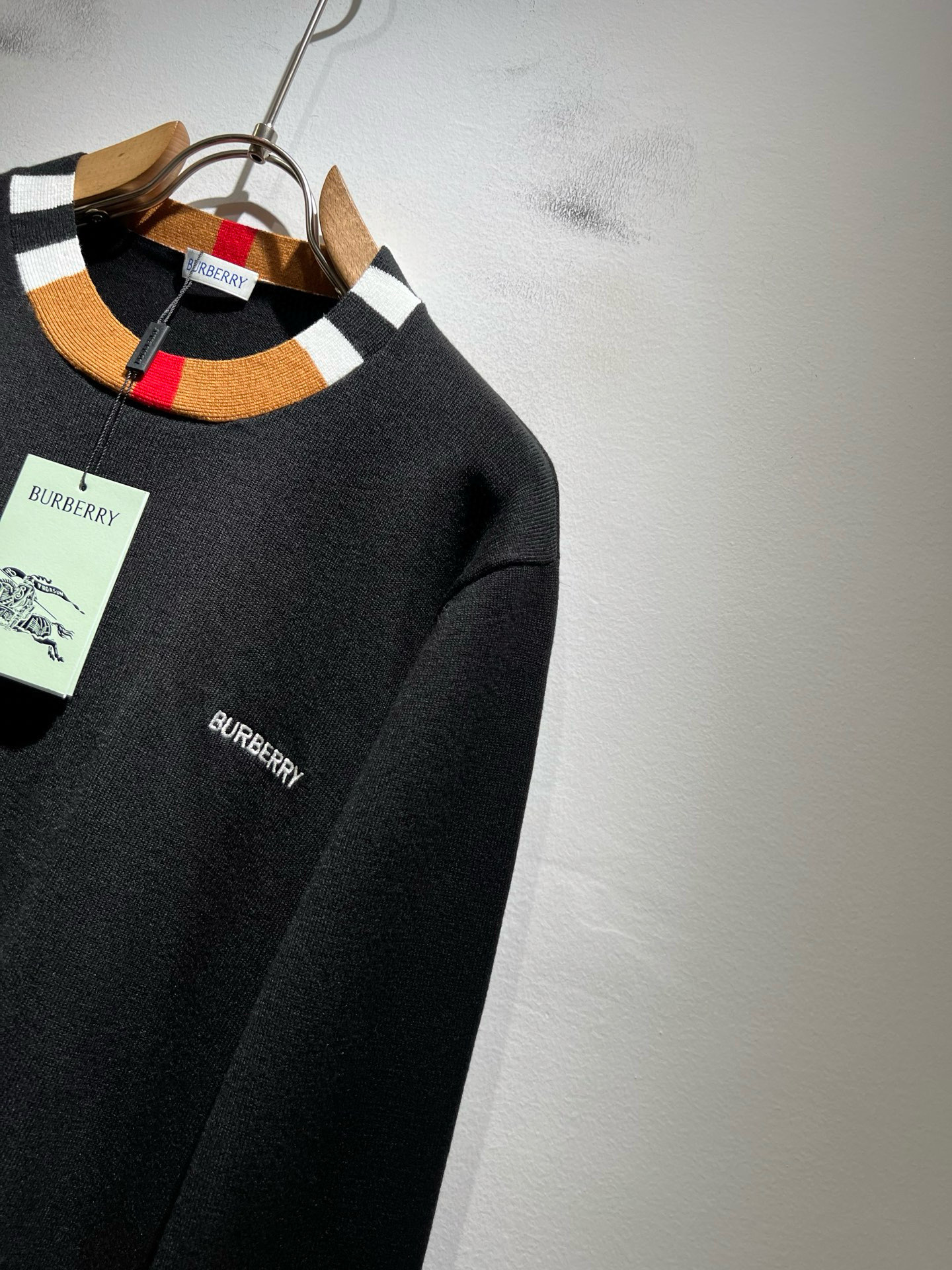 Bur*erry 巴*莉 2025秋冬新款针织羊毛衫，品牌经典设计元素！既不单调也不复杂,恰到好处的展现