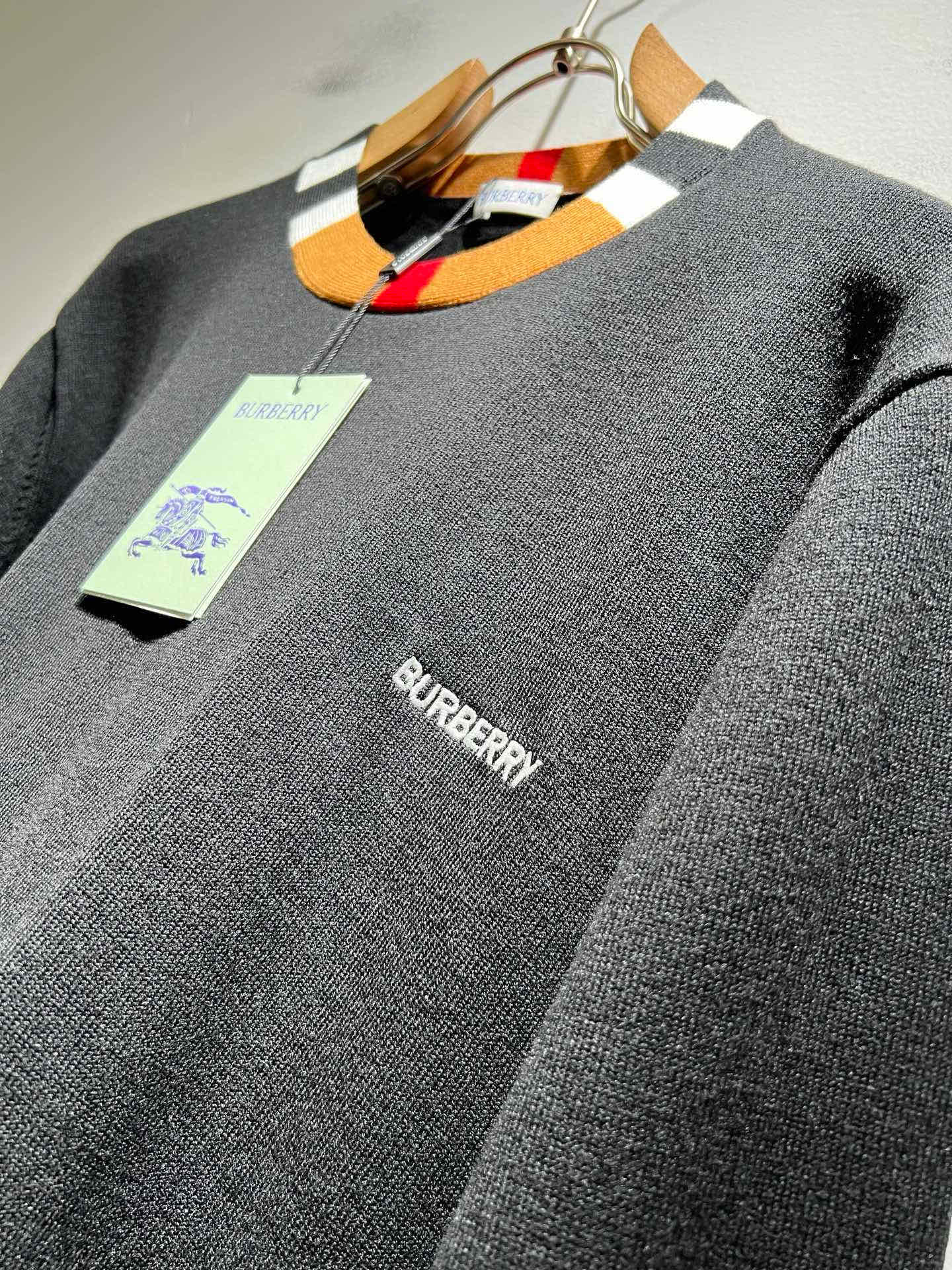 Bur*erry 巴*莉 2025秋冬新款针织羊毛衫，品牌经典设计元素！既不单调也不复杂,恰到好处的展现