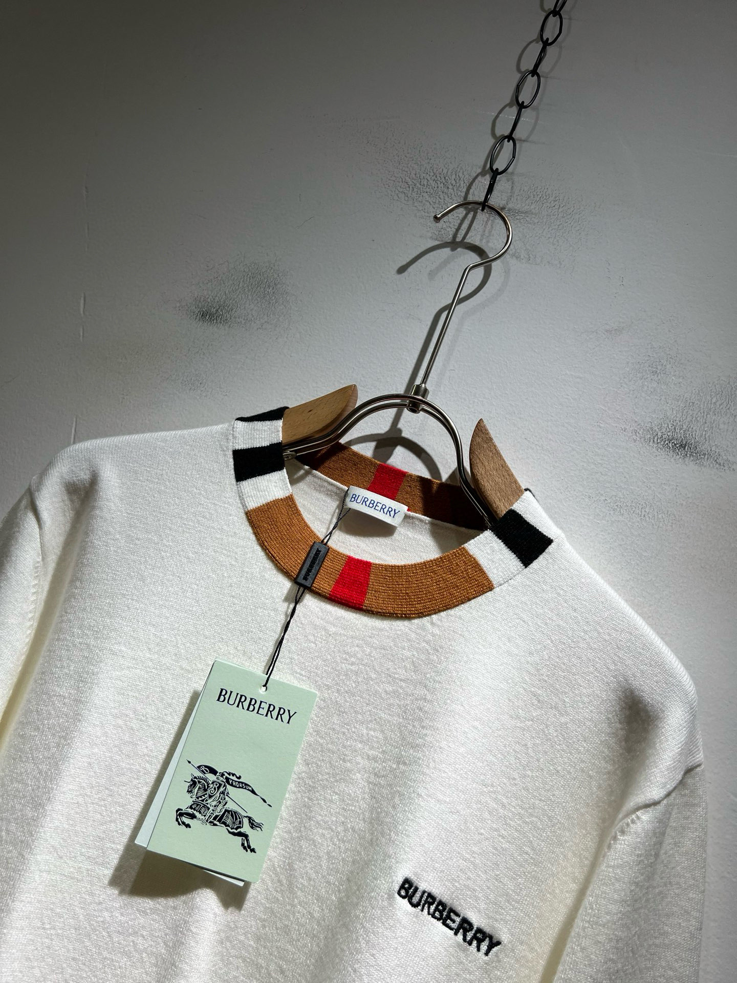 Bur*erry 巴*莉 2025秋冬新款针织羊毛衫，品牌经典设计元素！既不单调也不复杂,恰到好处的展现