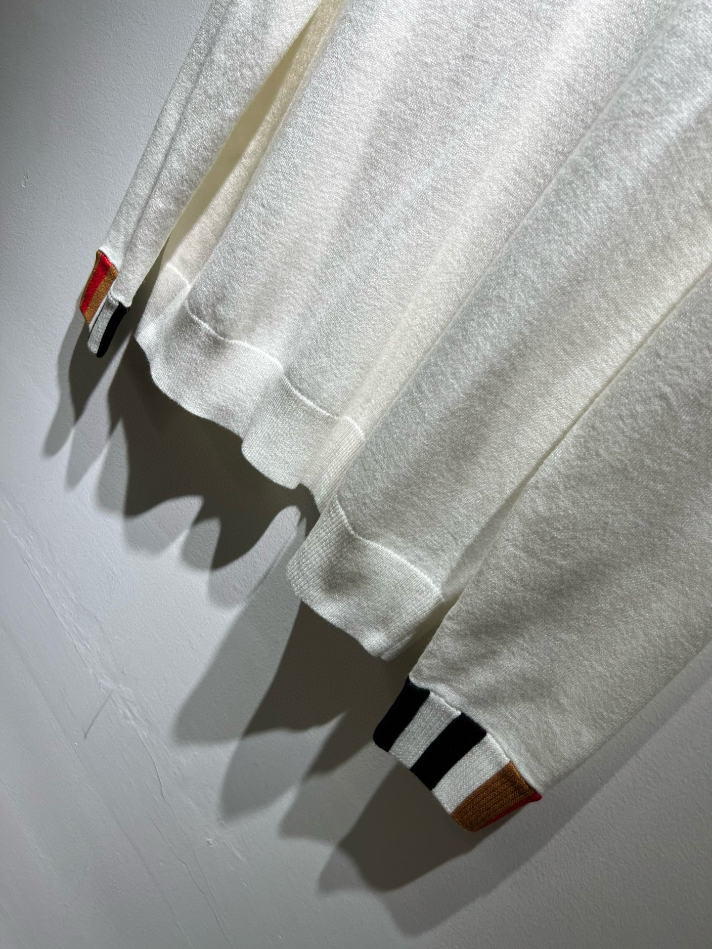 Bur*erry 巴*莉 2025秋冬新款针织羊毛衫，品牌经典设计元素！既不单调也不复杂,恰到好处的展现