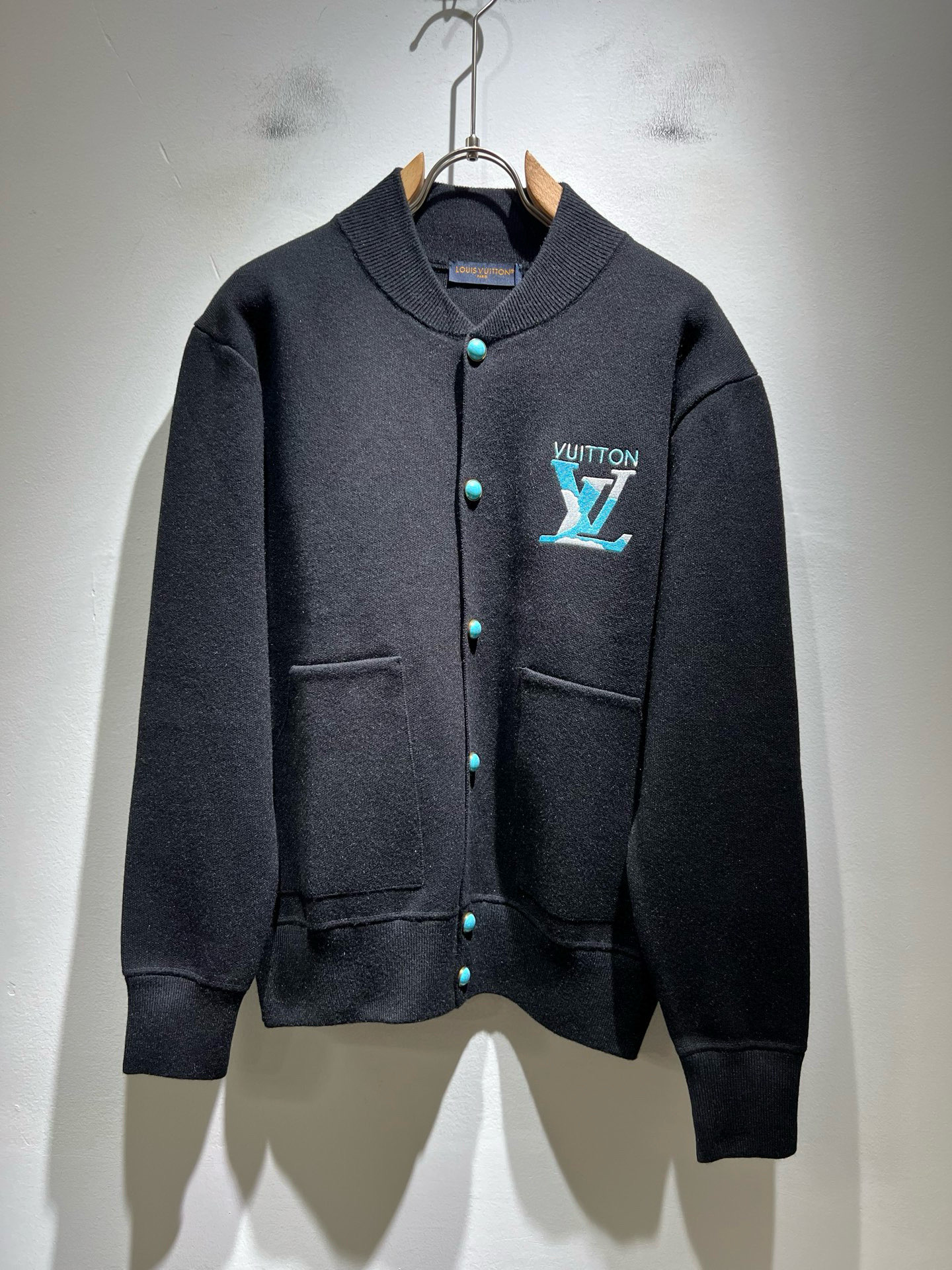 NO:652871,Louis Vuit*on autumn and winter Louis family light luxury knitted wool cardigan!  The new high-end brand of the Louis family, the details and quality are always flawless, and the creative designs are endless. The letter logo pattern embroidery design on the chest!  It is something that everyone loves. Made of top-knit blend, it is super soft and tough, and has excellent breathability. It comes from world-class trade-level OEM channels, and the quantity is extremely rare and sold out. The three-dimensional logo presents an unusual texture, clean and neat. This is the Louis family's specialty and the latest technology of this season. The level of detail has reached the top, and the slim-fitting three-dimensional tailoring design is a must. It is a fusion of luxury and fashion!  Size M-3XL,,louis vuitton,louis vuitton,alexander wang19860909Louis Vuit*on 秋冬路易家族轻奢针织羊毛开衫！路易家族的新高端,细节品质永远的那么完美无瑕,创意设计层出不穷.胸前字母logo图案刺绣设计！实属人见人爱的东西.顶针织混纺打造,超级柔软且具有韧性,透气感也是绝佳.来自世界级贸易级别的代工厂渠道,数量极其稀少售完无补.立体Logo呈现不一般的质感,干净俐落.这是路易家族的看家绝活也是本季度的最新工艺.细致化程度已经达到顶端了,修身立体剪裁的版型设计堪称一绝.属于奢华与时尚的融合！尺码M-3XL,,louis vuitton,louis vuitton,alexander wang,Men's clothing