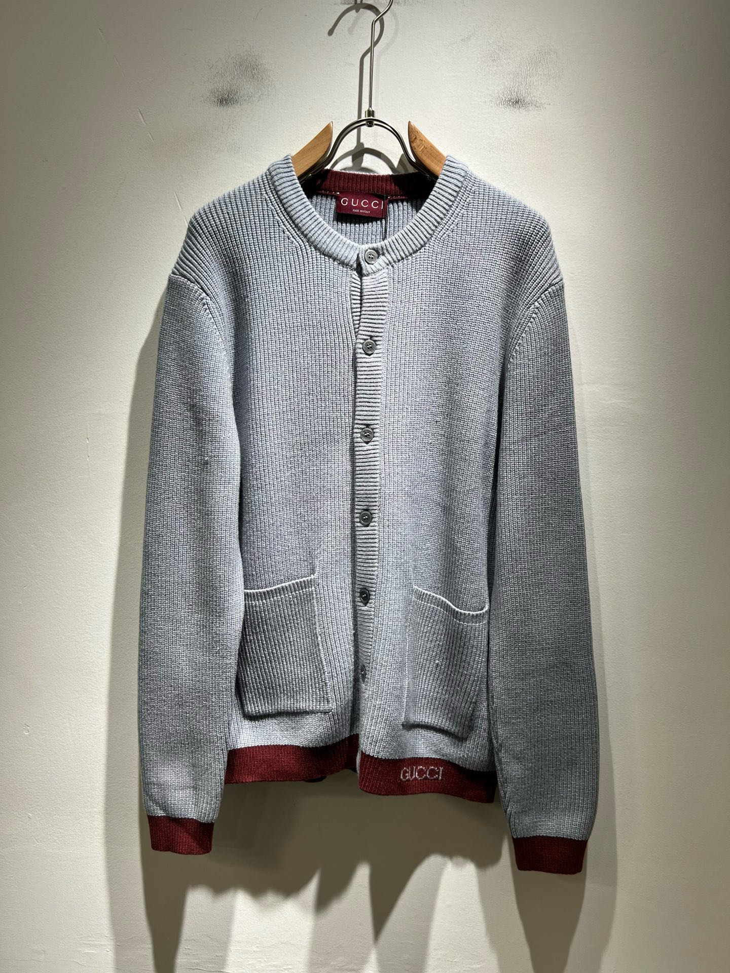 NO:652880,GUC*I Gujia's new fall and winter style knitted wool cardigan for men and women, with logo embroidery design on the chest!  Trading company channels are rare and available on the official website simultaneously!  G's autumn and winter series of couple sweaters are online, with classic color crochet designs!  This sweater is made of imported knitted wool!  The fabric feels thick and has a certain sense of weight. It has a soft and dense terry texture. It is breathable and comfortable to wear next to the skin. The color is beautiful, eye-catching and fashionable. The unique pattern will definitely make you stand out in the crowd!  Casual cut design!  The upper body effect is age-reducing and versatile, making it easy to wear in daily casual wear, and can be easily worn by both men and women!  Size M-3XL,,gucci,gucci,gucci,sweaters,alexander wang19860909GUC*I 古家 秋冬新款男女同款 针织羊毛开衫,胸前标志logo刺绣设计！贸易公司渠道稀出,同步官网发售！G家秋冬系列情侣毛衣上线,设计经典配色钩织设计！此款毛衣甄选客供进口针织羊毛材质！面料手感偏厚实,有一定的自重感,柔软绵密的毛圈肌理,贴身穿着透气亲肤舒适,色彩靓丽、吸睛时髦度爆棚,与众不同的图案绝对可以让你在人群中出彩万分！休闲版型裁剪设计！上身效果减龄又百搭,轻松Get起日常休闲穿搭,男女皆可轻松驾驭！尺码M-3XL,,gucci,gucci,gucci,sweaters,alexander wang,Men's clothing