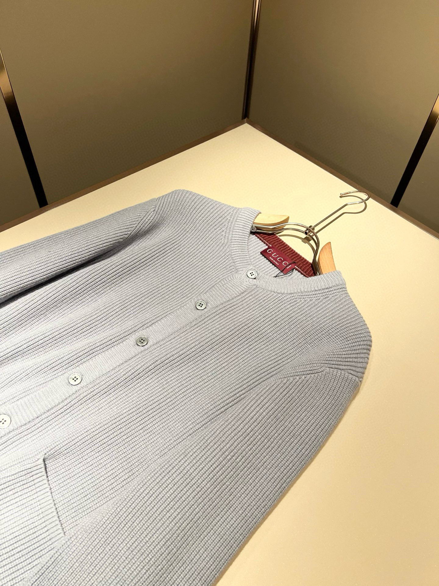 GUC*I 古家 2025秋冬新款男女同款👫 针织羊毛开衫，胸前标志logo刺绣设计！贸易公司渠道稀出，