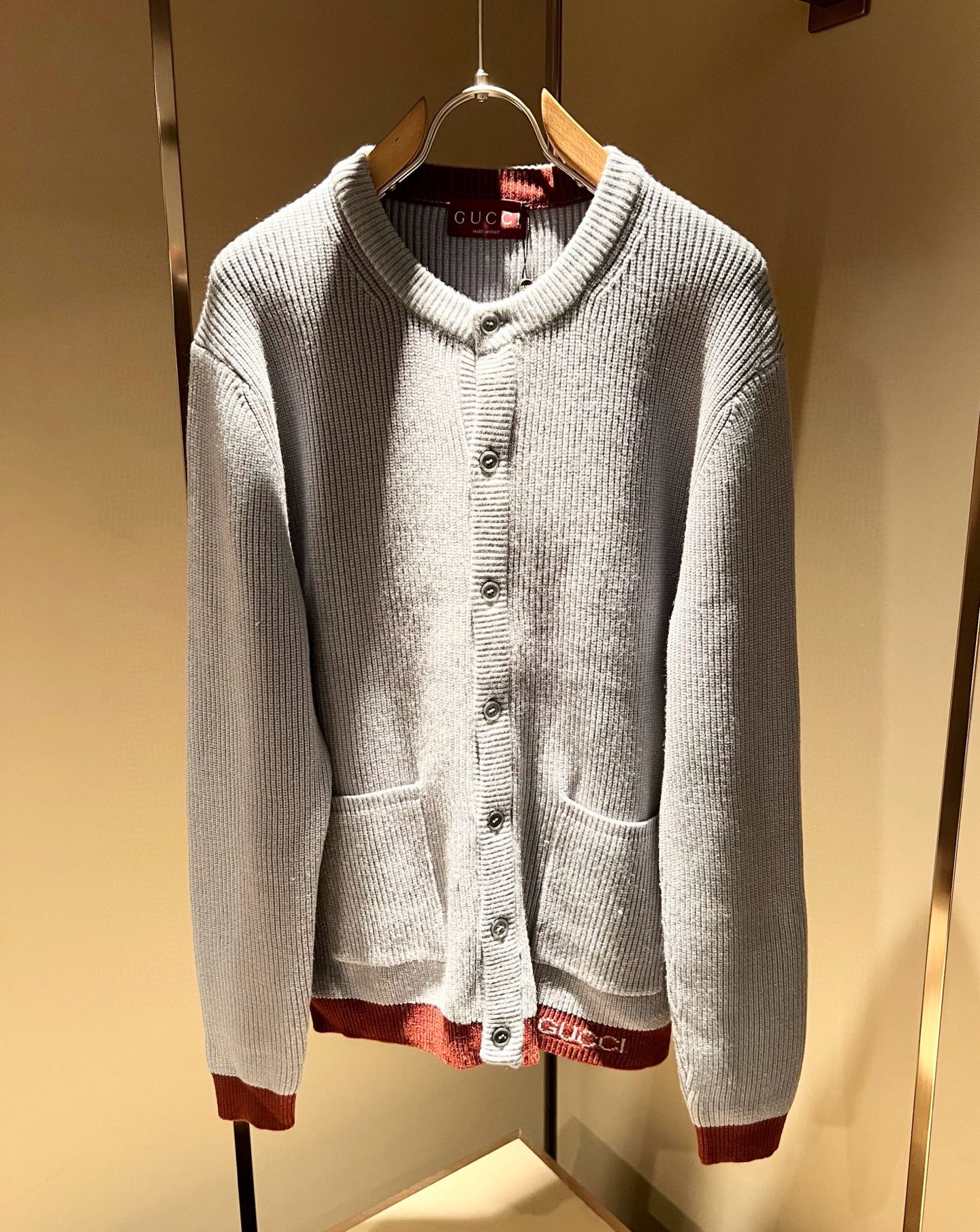 GUC*I 古家 2025秋冬新款男女同款👫 针织羊毛开衫，胸前标志logo刺绣设计！贸易公司渠道稀出，