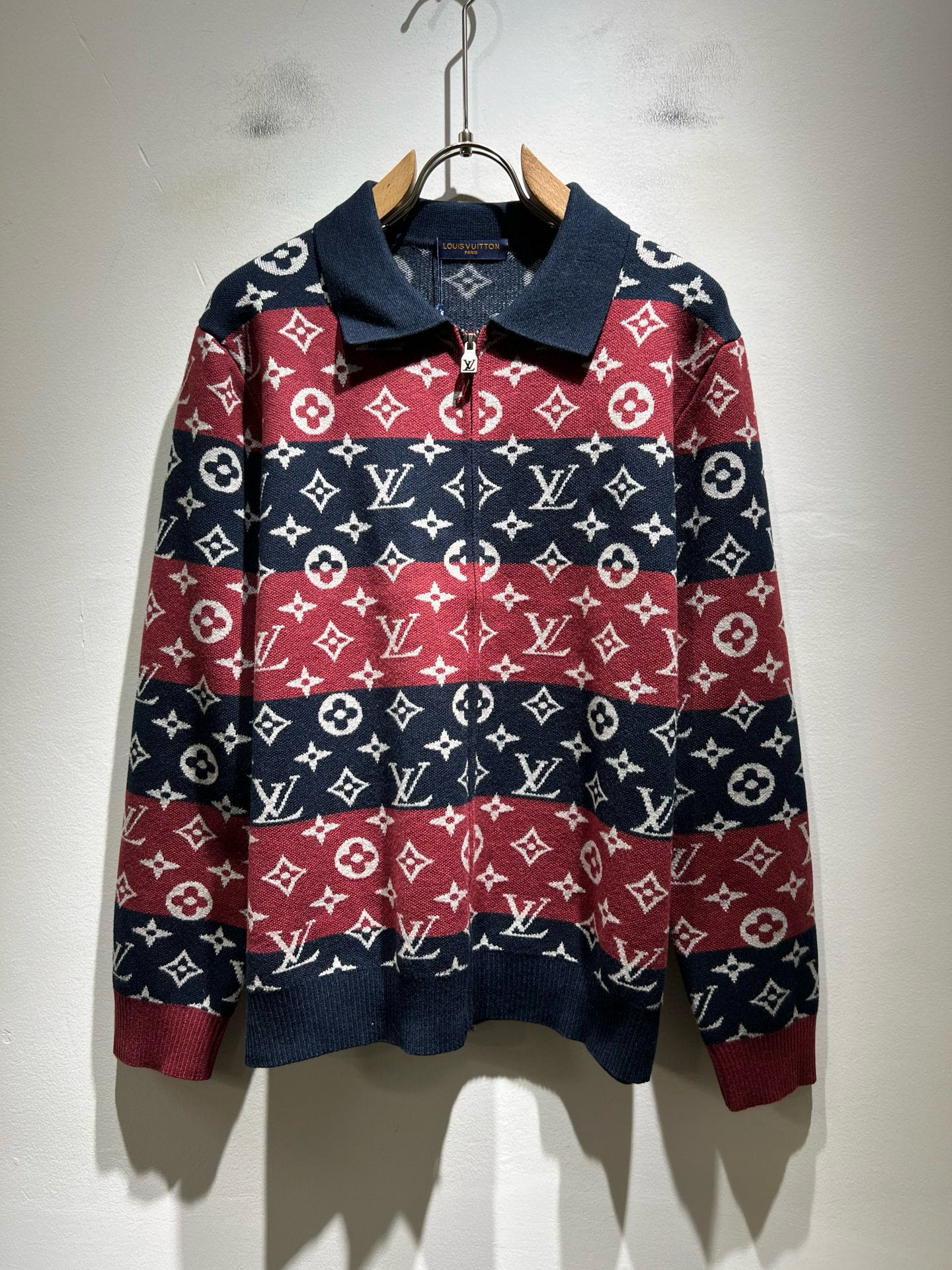 NO:655374,Louis Vuit*on autumn and winter Louis family light luxury knitted wool sweater!  Same decoration for men and women!  The new high-end of the Louis family, the details and quality are always so flawless, and the creative designs are endless. You are not a fashionista if you don’t buy a few pieces of Louis this autumn and winter. Panoramic logo pattern crochet design!  It is something that everyone loves. Made of top-quality wool blend, it is super soft and tough, and has excellent breathability. It comes from world-class trading OEM channels, and the quantity is extremely rare and sold out. It is a presbyopic item that is released every year by 'Donkey Brand'.  The body logo presents an unusual texture, clean and neat. This is the Louis family's unique skill and the latest craftsmanship of this season. The level of detail has reached the top, and the slim and three-dimensional tailoring is a unique design. It is a fusion of luxury and fashion!  Size M-3XL,,louis vuitton,louis vuitton,louis vuitton,alexander wang19860909Louis Vuit*on 秋冬路易家族轻奢针织羊毛衫！男女同款装饰！ 路易家族的新高端,细节品质永远的那么完美无瑕,创意设计层出不穷.今年秋冬季节没有入手几件路易你算不上时尚达人.全景logo图案钩织设计！实属人见人爱的东西.顶级羊毛混纺打造,超级柔软且具有韧性,透气感也是绝佳.来自世界级贸易级别的代工厂渠道,数量极其稀少售完无补.“驴牌”每年都会出的老花单品,立体Logo呈现不一般的质感,干净俐落.这是路易家族的看家绝活也是本季度的最新工艺.细致化程度已经达到顶端了,修身立体剪裁的版型设计堪称一绝.属于奢华与时尚的融合！尺码M-3XL,,louis vuitton,louis vuitton,louis vuitton,alexander wang,Men's clothing