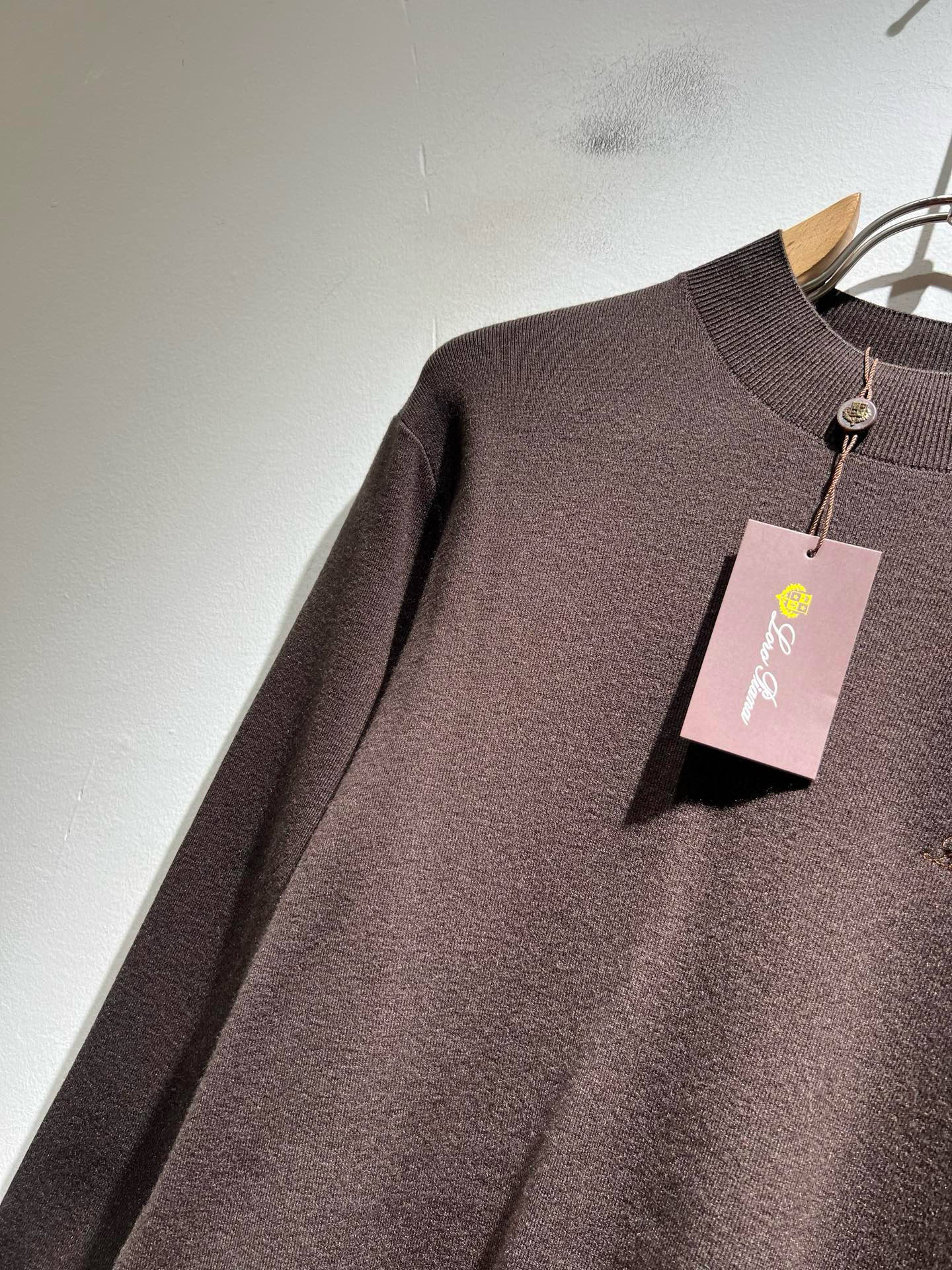 Loro Piana诺悠翩雅 2025秋冬男士最新的贸易订单针织羊毛衫，全品相！！上身舒适透气，不僵硬，