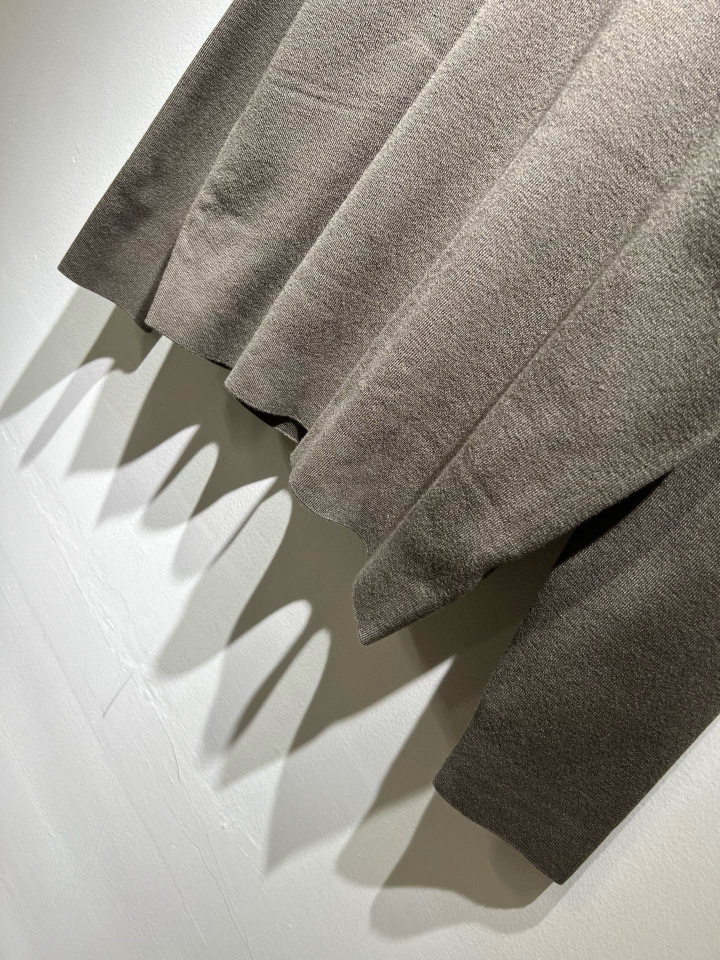 Loro Piana诺悠翩雅 2025秋冬男士最新的贸易订单针织羊毛衫，全品相！！上身舒适透气，不僵硬，