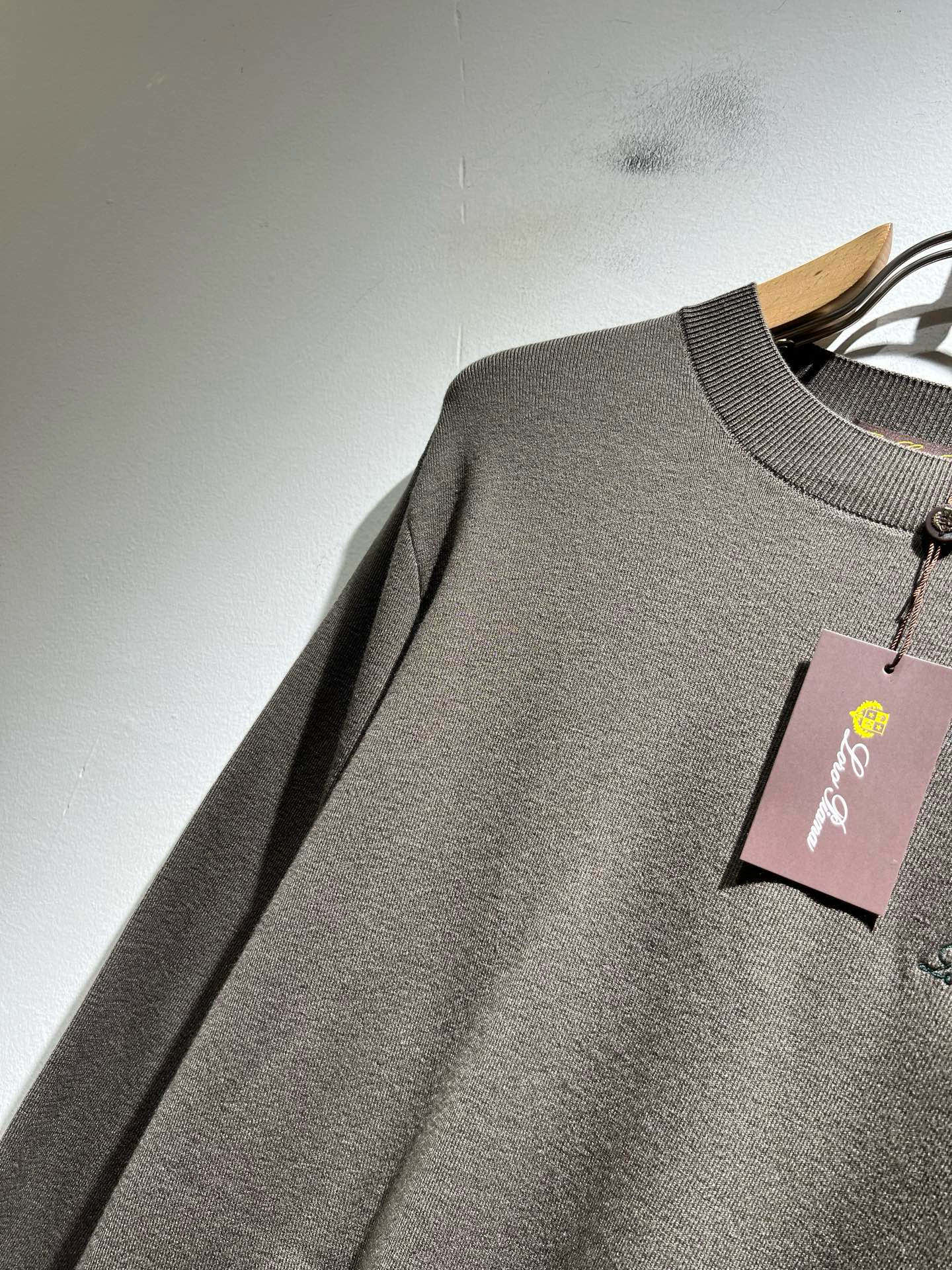 Loro Piana诺悠翩雅 2025秋冬男士最新的贸易订单针织羊毛衫，全品相！！上身舒适透气，不僵硬，