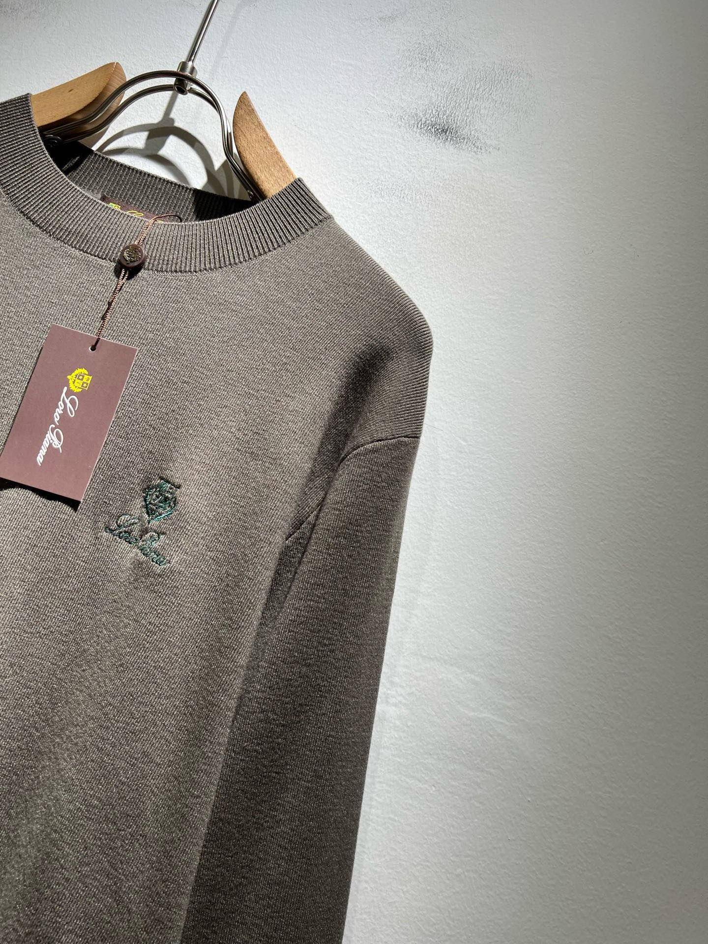 Loro Piana诺悠翩雅 2025秋冬男士最新的贸易订单针织羊毛衫，全品相！！上身舒适透气，不僵硬，