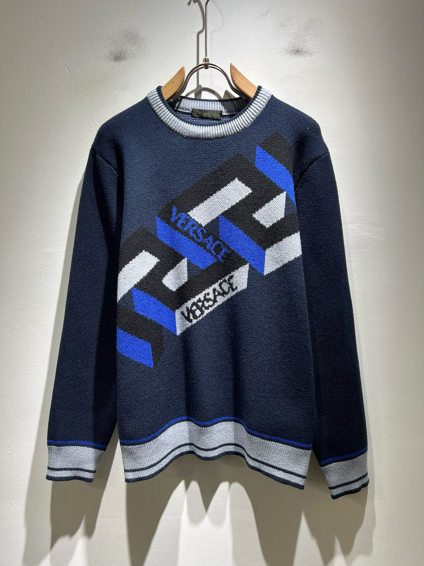 NO:655364,VERS*CE/Fan*zhe new autumn and winter original long-sleeved woolen sweater, VERS*CE/Fan*zhe trading company channel product value recommended sweater, the decoration is extremely exquisite and highlights the gradient effect!  The three-dimensional effect is very strong, and the logo crochet design on the chest!  Only advanced German equipment can produce it, highlighting the incomparable visual luxury, extremely high craftsmanship and great craftsmanship!  The imported wool fabric is supplied by the customer, has excellent skin-friendliness, and the details are perfect and impeccable. The upper body effect is very good, very eye-catching, and there is no doubt that it will turn heads. It is an excellent item to improve the vision in the wardrobe. It is very handsome whether it is worn inside or on its own. Sizes M-3XL, versace, sweaters, alexander wang19860909VERS*CE/范*哲 秋冬新品原单长袖羊毛衫,VERS*CE/范*哲 贸易公司渠道 产品 值的推荐毛衣 ,装饰极为精致凸显渐变效果！立体感极强,胸前logo钩织设计！唯有德国先进设备方能制作,凸显了视觉无敌的震撼奢华,工艺水准极高,非常重工匠心！客供进口羊毛面料,亲肤性绝佳,细节极致完美,无可挑剔,上身效果非常出色,非常招眼吸睛,回头率毋庸置疑,衣橱里改良视觉的绝佳单品,无论内搭还是单穿都爆帅十足.尺码M-3XL,,versace,sweaters,alexander wang,Men's clothing