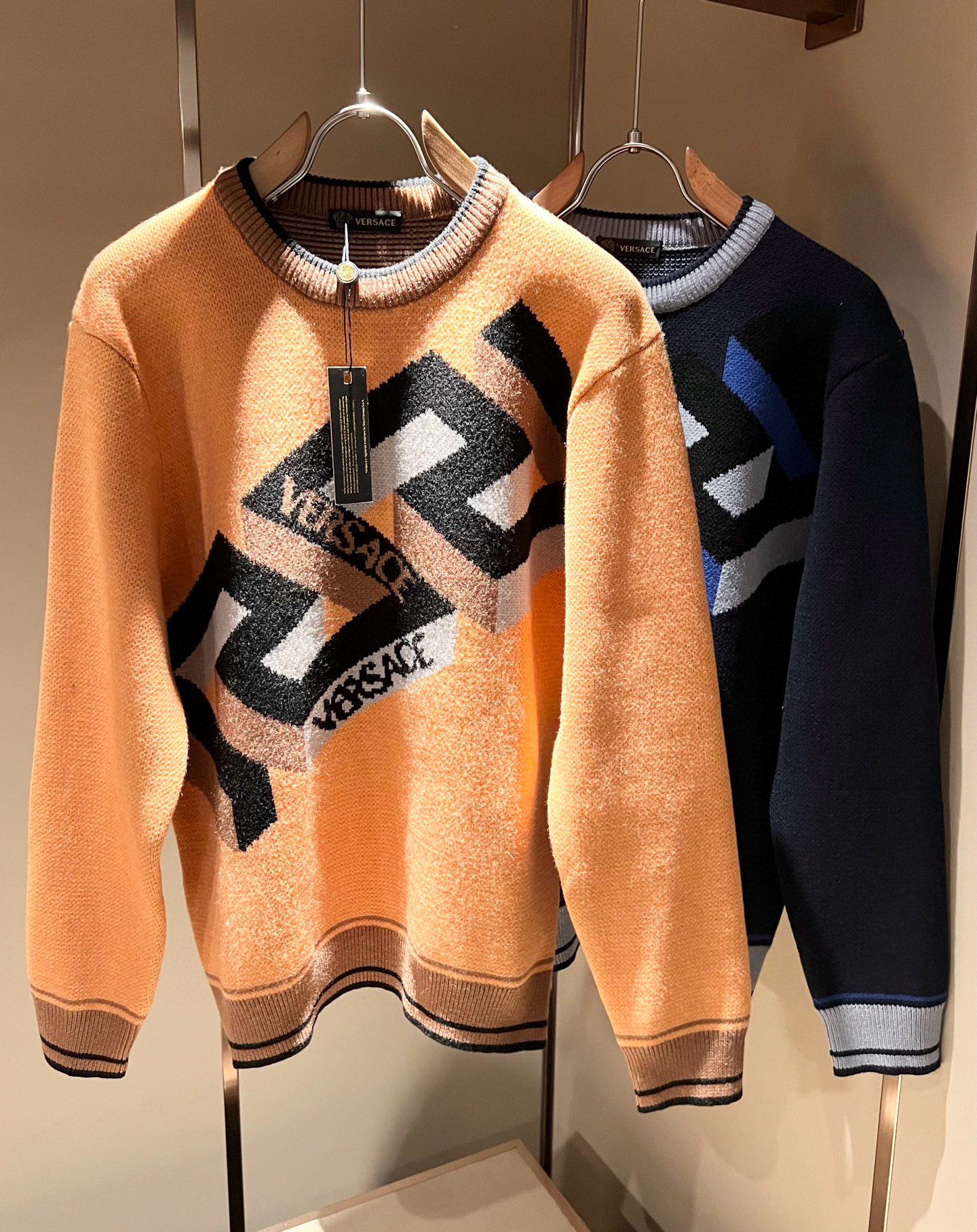 NO:652829,VERS*CE/Fan*zhe new autumn and winter original long-sleeved woolen sweater, VERS*CE/Fan*zhe trading company channel product value recommended sweater, the decoration is extremely exquisite and highlights the gradient effect!  The three-dimensional effect is very strong, and the logo crochet design on the chest!  Only advanced German equipment can produce it, highlighting the incomparable visual luxury, extremely high craftsmanship and great craftsmanship!  The imported wool fabric is supplied by the customer, has excellent skin-friendliness, and the details are perfect and impeccable. The upper body effect is very good, very eye-catching, and there is no doubt that it will turn heads. It is an excellent item to improve the vision in the wardrobe. It is very handsome whether it is worn inside or on its own. Sizes M-3XL, versace, sweaters, alexander wang19860909VERS*CE/范*哲 秋冬新品原单长袖羊毛衫,VERS*CE/范*哲 贸易公司渠道 产品 值的推荐毛衣 ,装饰极为精致凸显渐变效果！立体感极强,胸前logo钩织设计！唯有德国先进设备方能制作,凸显了视觉无敌的震撼奢华,工艺水准极高,非常重工匠心！客供进口羊毛面料,亲肤性绝佳,细节极致完美,无可挑剔,上身效果非常出色,非常招眼吸睛,回头率毋庸置疑,衣橱里改良视觉的绝佳单品,无论内搭还是单穿都爆帅十足.尺码M-3XL,,versace,sweaters,alexander wang,Men's clothing