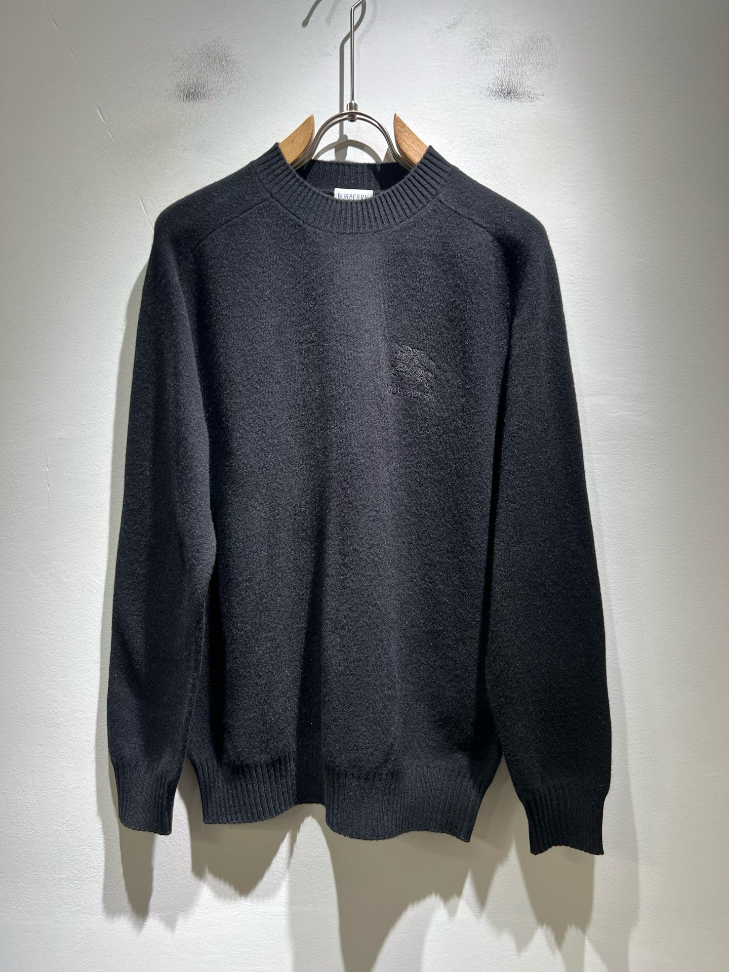 NO:657634,Bur*erry's new autumn and winter knitted wool sweater, with logo embroidery design on the chest!  Brand classic design elements!  It’s neither monotonous nor complicated, just the right amount to show off your taste!  Customized wool fabrics for customers!  Comfortable and breathable are not a problem at all, and the unique luxury feel of the fabric presents a simple and elegant temperament!  Every detail is in sync with high-end fashion. Sizes: M-3XL, burberry, alexander wang19860909Bur*erry 巴*莉 秋冬新款针织羊毛衫,胸前设计标志logo图案刺绣设计！品牌经典设计元素！既不单调也不复杂,恰到好处的展现品味！客供定制羊毛面料！舒适透气根本不在话下,面料独具的高奢感呈现简约优雅气质！每一处细节都是与高端时尚同步的体现.尺码:M-3XL,,burberry,alexander wang,Men's clothing