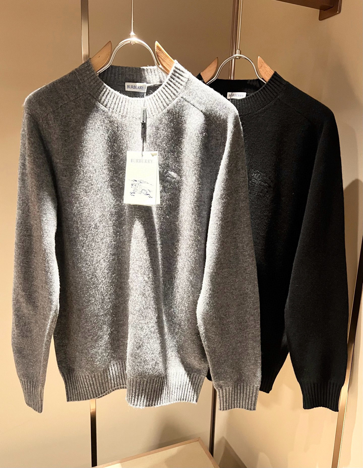 NO:652810,Bur*erry's new autumn and winter knitted wool sweater, with logo embroidery design on the chest!  Brand classic design elements!  It’s neither monotonous nor complicated, just the right amount to show off your taste!  Customized wool fabrics for customers!  Comfortable and breathable are not a problem at all, and the unique luxury feel of the fabric presents a simple and elegant temperament!  Every detail is in sync with high-end fashion. Sizes: M-3XL, burberry, alexander wang19860909Bur*erry 巴*莉 秋冬新款针织羊毛衫,胸前设计标志logo图案刺绣设计！品牌经典设计元素！既不单调也不复杂,恰到好处的展现品味！客供定制羊毛面料！舒适透气根本不在话下,面料独具的高奢感呈现简约优雅气质！每一处细节都是与高端时尚同步的体现.尺码:M-3XL,,burberry,alexander wang,Men's clothing