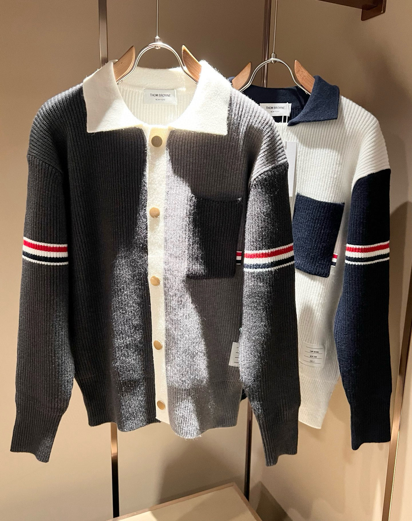 NO:652841,ThomBrow*e's new autumn and winter knitted wool sweaters for men and women, this year's new counter product, super soft wool fabric for men and women!  A fashionable and versatile model for the city, it is sure to be super popular this year. It is a must-have artifact for autumn and winter. It has a unique texture and a soft and smooth feel. It is not a product that can be compared with ordinary fabrics. Regular knitted wool fabric design, crocheted with classic iconic stripe design!  A rare model that can only be found. Very attractive design, liningless inseam binding technology, and very detailed. It is a model that requires a lot of attention to technology. Details determine the high-end. Minimalist design elements of the season, a must-have item for trendy men, perfect fit, highly recommended!  Size M-3XL,,alexander wang19860909ThomBrow*e汤姆*朗秋冬新款男女同款针织羊毛衫,今年的专柜新品,男女同款超软羊毛面料！时尚都市百搭款,今年必定超火爆,秋冬必备神器,质感独特,手感柔嫩顺滑,不是一般面料所能对比的产品.常规的针织羊毛面料设计,钩织搭配经典标识性经典条纹设计！可遇不可求的款 非常极具魅力的设计,无里布内缝包边工艺,细节非常到位,要非常讲究技术的一款,细节决定高端.极简当季的设计元素,潮男必备单品,完美版型,强烈推荐！尺码M-3XL,,alexander wang,Men's clothing